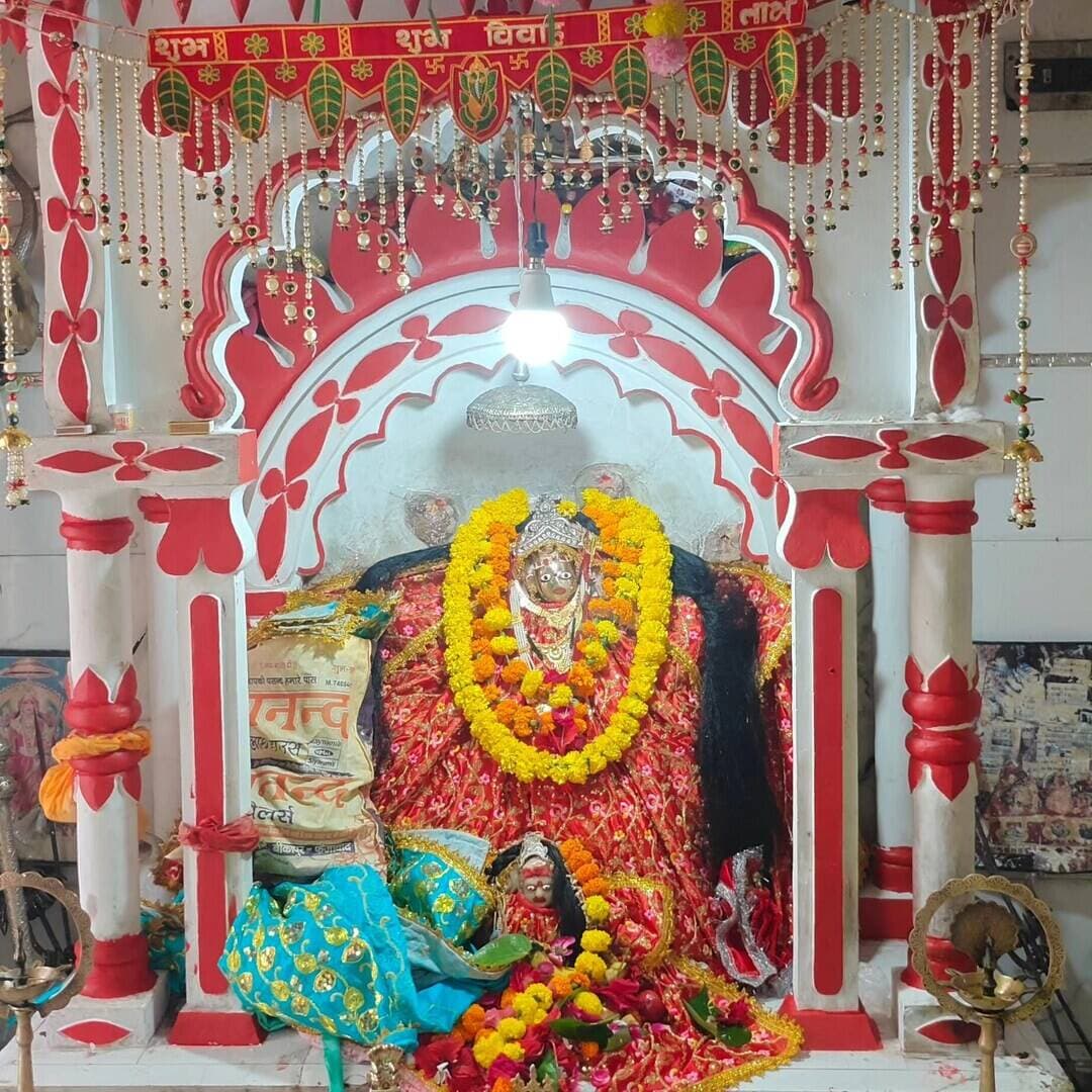 घट स्थापन के साथ शारदीय नवरात्र प्रारंभ, मां की साधना में जुटे लोग
जलाभिषेक के लिए देवी मंदिरों में पहुंची श्रद्धालुओं की भीड़, पूजन अर्चन कर मांगी सुख-शांति
नवरात्र जागरण मंचों पर भी विराजमान कराए गए शक्ति स्वरूपा मां के विभिन्न स्वरूप
कोंच। शारदीय नवरात्र अर्थात शक्ति उपासना और भक्ति साधना का प्रमुख पर्व रविवार को आश्विन मास की शुक्ल पक्ष प्रतिपदा से सनातनी घरों में घट स्थापन के साथ ही प्रारंभ हो गया है। ब्रह्म मुहूर्त से ही देवी मां के जलाभिषेक के लिए महिलाओं और युवतियों का विभिन्न देवी मंदिरों में जमावड़ा शुरू हो गया था। इसके साथ ही नगर में कमोवेश आधा सैकड़ा देवी जागरण मंचों के कार्यकर्ताओं ने मां दुर्गा के विभिन्न स्वरूपों की प्रतिष्ठापना पूरे भक्तिभाव से कराई है। ध्वनि विस्तारक यंत्रों पर बज रहे देवी भजनों और मैया की भेंटों से वातावरण दुर्गामय हो उठा है।
सनातनी घरों में विधि विधान से घट स्थापन किए गए। इसी कलश को दुर्गा का साक्षात स्वरूप मानकर नौ दिन तक भक्ति भाव से पूजा अर्चना करने का विधान है। अलस्सुबह से ही प्रसिद्ध बड़ी माता, सिंहवाहिनी, बोदरी माता, अनंदी माता, हुल्का देवी, शीतला माता, धनुताल स्थित काली माता, राजराजेश्वरी हिंगलाज माता आदि देवी मंदिरों में श्रद्धालुओं खासतौर पर महिलाओं ने जाकर जलाभिषेक कर पूजन अर्चन किया और सुख-शांति की कामना की। सायं वेला में दर्शनार्थियों का तांता देवी मंदिरों में शुरू हुआ जो देर रात तक जारी रहा। वहीं नईबस्ती स्थित सिद्धेश्वर महादेव मंदिर के पार्श्व में मां गायत्री, सर्राफा बाजार में मां काली, मारकंडेयश्वर मंदिर पर मां गौरी, चंदकुआं पर मां सिंहवाहिनी, सेवढ़ा कुआं के समीप मां महिषासुर मर्दनी सहित नगर भर में करीब आधा सैकड़ा दुर्गा पंडालों में देवी प्रतिमाओं की प्रतिष्ठापना वैदिक मंत्रोच्चार के बीच की गई है। नवरात्र महोत्सव के पहले दिन देवी मंदिरों और पंडालों के आसपास सुरक्षात्मक दृष्टि से पुलिस व्यवस्था देखने को मिली।