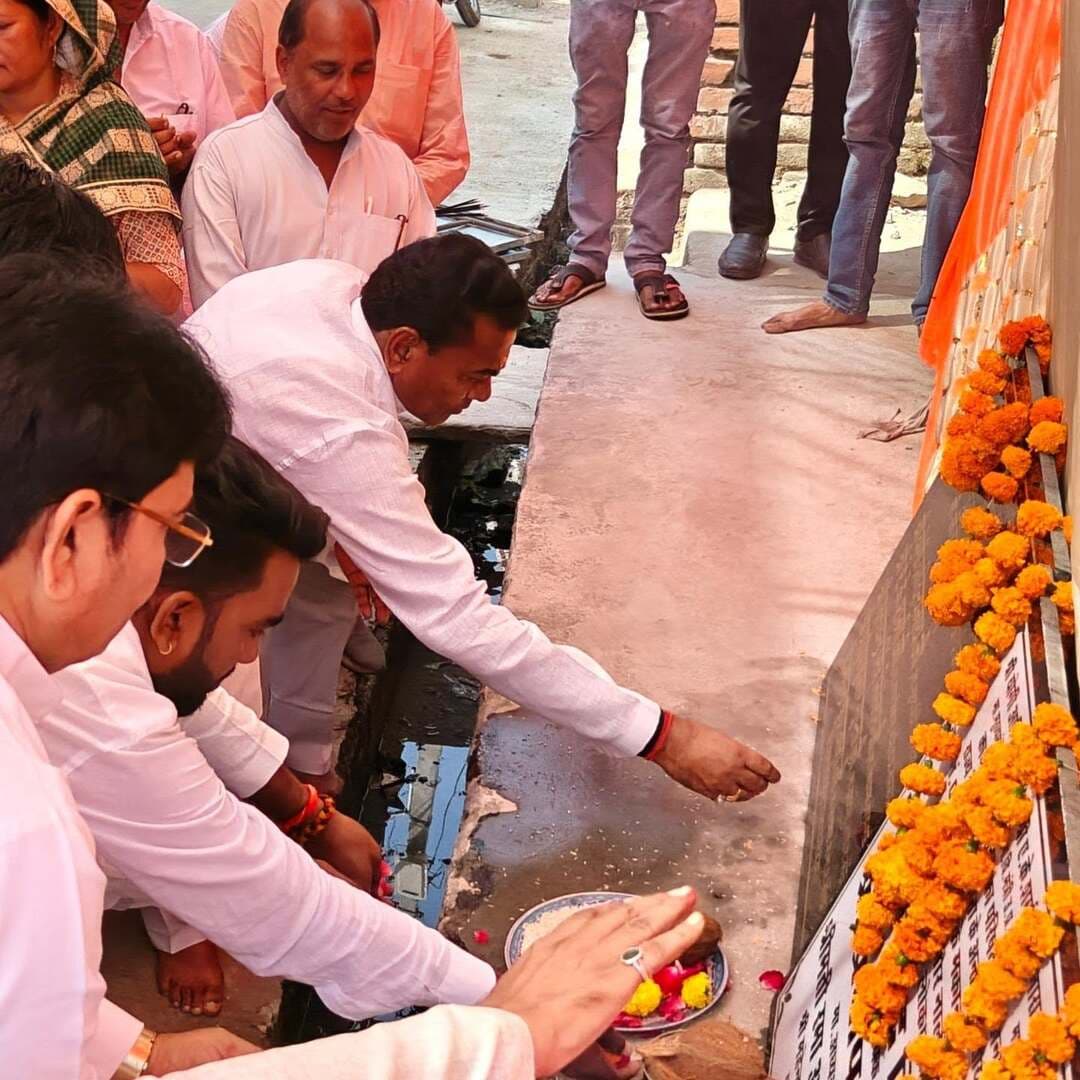सड़कों के निर्माण से आम लोगों को आवागमन में सहूलियत मिलेगी: विधायक
बोले पालिकाध्यक्ष, नगर का चहुंमुखी विकास उनकी सर्वोच्च प्राथमिकता है
गांधी नगर में दो नवनिर्मित सीसी सड़कों का लोकार्पण किया जनप्रतिनिधियों ने
कोंच। कस्बे में नवरात्र के पहले दिन रविवार को हाल ही में निर्मित दो सीसी सड़कों का लोकार्पण विधायक मूलचंद्र निरंजन एवं पालिकाध्यक्ष ने करते हुए जनता को समर्पित कर दी। महिला मोर्चा की प्रदेश मंत्री भावना पटेल भी खासतौर पर मौजूद रहीं। विधायक ने कहा, इन सड़कों के निर्माण से आम लोगों को आवागमन में काफी सहूलियत मिलेगी। पालिकाध्यक्ष ने कहा, नगर का चहुंमुखी विकास उनकी सर्वोच्च प्राथमिकता है। जहां भी जरूरत होगी वहां विकास कार्य कराए जाएंगे।
वार्ड नंबर एक गांधीनगर में सुप्रसिद्ध सिंहवाहिनी मंदिर के समीप लालू झा के मकान से नायक के मठ तक 260 मीटर लंबी और 5.5 मीटर चौड़ी सड़क का लोकार्पण किया है, इसके निर्माण पर करीब 44 लाख की लागत आई है। इसके साथ ही मुन्ना परदेशी के मकान से वीरेंद्र श्रीवास के मकान तक 27 लाख रुपए की लागत से 214 मीटर चौड़ी सीसी सड़क का लोकार्पण विधायक मूलचंद्र निरंजन एवं पालिकाध्यक्ष प्रदीप गुप्ता ने विद्वतजनों द्वारा उच्चारित वैदिक मंत्रों के बीच किया गया। इलाकाई सभासद महेंद्र सिंह कुशवाहा ने सड़कों के निर्माण पर पालिका का आभार जताया। इस मौके पर भाजपा नगर अध्यक्ष अंजू अग्रवाल, ईओ मोनिका उमराव, जेई अरुण कुमार, वार्ड सभासद महेंद्र कुशवाहा, बादाम कुशवाहा, रविकांत कुशवाहा, विनोद सोनी, ओपी कुशवाहा, ठेकेदार विनय प्रताप सिंह, हिमांशु गुप्ता आदि मौजूद रहे। #कोंच