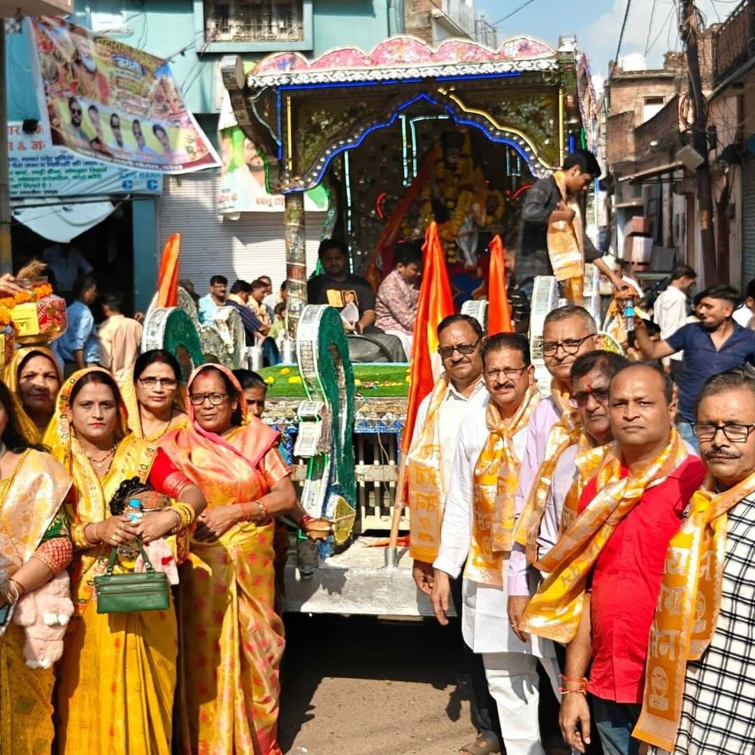 जयंती पर धूमधाम से निकाली गई महाराज अग्रसेन की शोभायात्रा
भगवान द्वारिकाधीश और अग्रसेन महाराज के रथों पर हुई पुष्प वर्षा
कोंच। महाराज अग्रसेन जयंती पर रविवार को नगर में गाजे-बाजे और जयकारों के बीच निकाली गई भव्य शोभायात्रा का जगह-जगह स्वागत किया गया। समाज के लोगों ने पुष्पवर्षा कर भगवान द्वारिकाधीश महाराज, महाराज अग्रसेन और कुलदेवी लक्ष्मी के प्रति श्रद्धा भाव प्रकट किया। शोभायात्रा में महिलाएं, युवतियां और पुरुष पारंपरिक वेशभूषा में शामिल हुए। शोभायात्रा का शुभारंभ अग्रवाल भवन से हुआ। महिलाएं और युवतियां सिर पर आम्रपत्तों से सुसज्जित कलश रखकर चल रही थीं, जबकि पुरुष हाथों में ध्वज-पताकाएं लेकर महाराज अग्रसेन के जयकारे लगाते हुए चल रहे थे। रास्ते में जगह-जगह लोगों ने शोभायात्रा पर पुष्पवर्षा कर स्वागत किया और महाराज अग्रसेन की आरती उतारकर पूजा-अर्चना की। शोभायात्रा लवली चौराहा, मानिक चौक, सर्राफा बाजार और रामगंज होते हुए सागर चौकी तिराहे पहुंची। यहां से चंदकुआं के रास्ते स्टेट बैंक होते हुए यात्रा पुनः अग्रवाल भवन पहुंचकर संपन्न हुई। इसके बाद हवन-पूजन किया गया और श्रद्धालुओं को प्रसाद वितरित किया गया। नगर पालिका कार्यालय पर पालिकाध्यक्ष प्रदीप गुप्ता एवं सभासदों ने शोभायात्रा का स्वागत किया। वहीं, नासिर पेट्रोल पंप पर राठौर समाज सेवा समिति ने यात्रा का स्वागत किया। समिति अध्यक्ष राजेश राठौर के नेतृत्व में समिति के सदस्यों ने जलपान की व्यवस्था की। इस दौरान दिलीप राठौर, पंकज राठौर, अनूप राठौर, सेठ सौरभ सहित अन्य युवाओं ने सहयोग किया। शोभायात्रा में अग्रवाल समाज के अध्यक्ष मनीष भदौरिया, पूर्व पालिकाध्यक्ष डॉ. सरिता आनंद, अनिल अग्रवाल, प्रदीप अग्रवाल, रवींद्र अग्रवाल, अशोक अग्रवाल सहित अग्रवाल समाज के सैकड़ों लोग शामिल रहे।