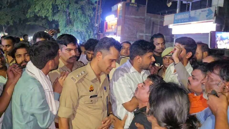 बहराइच में एक बेबस पिता की पुकार सुनकर पत्थर दिल भी पसीज जाए…
एक पिता की आंखों में आंसू, चेहरे पर बेबसी और दिल में अपने जिगर के टुकड़े को पाने की तड़प…!
बहराइच में लापता मासूम युवराज को तलाशने के लिए एक पिता पुलिस-प्रशासन के अधिकारियों के सामने गिड़गिड़ा रहा है।
रोते-बिलखते पिता की हर पुकार में अपने बच्चे को वापस पाने की उम्मीद और दर्द साफ झलक रहा है।
Raju Jaiswal सुदर्शन न्यूज़ शाहजहांपुर News11Tv Bahraich khabar Bahraich Today #vairalvideo #vairalpost #vairalreels