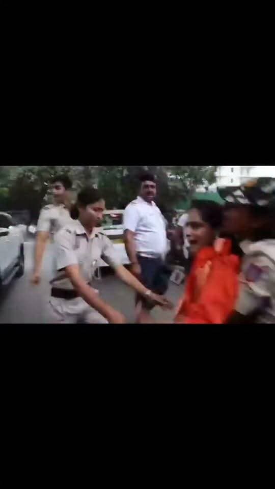 दिल्ली में सोशलिस्ट प्रज्ञा मिश्रा को दिल्ली पुलिस ने हाथ पैर पकड़कर उठाया
वे चिल्लाती रही मैं चल सकती हूं