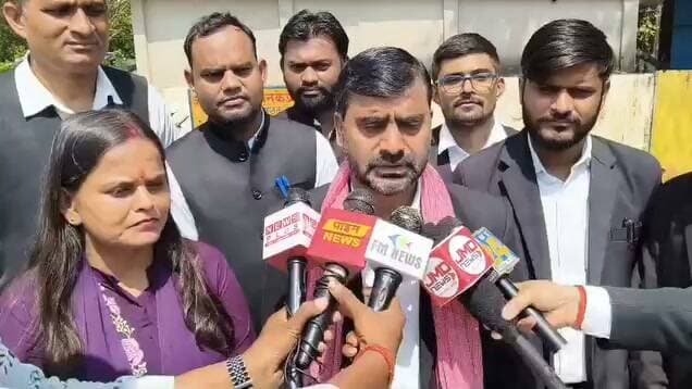 कौशांबी- अखिलेश यादव-इंद्रजीत सरोज के कथित वायरल वीडियो पर सियासी बवाल। सपा अधिवक्ता सभा ने वीडियो को अभद्र और भ्रामक बताया। अजीत सिंह के नेतृत्व में डीएम को सौंपा ज्ञापन। वीडियो की तकनीकी जांच और FIR की मांग। जातीय तनाव फैलने की आशंका जताकर कार्रवाई की मांग। #Kaushambi #AkhileshYadav #IndrajeetSaroj #SP #SamajwadiParty #ViralVideo #AIVideo #PoliticalNews #UttarPradesh #BreakingNews