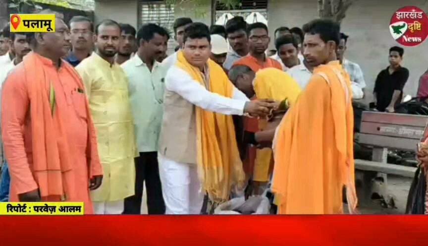 नवरात्रि शुरू, निकाली गई कलश यात्रा, श्रद्धालुओं की बीच बांटी गई नारियल
