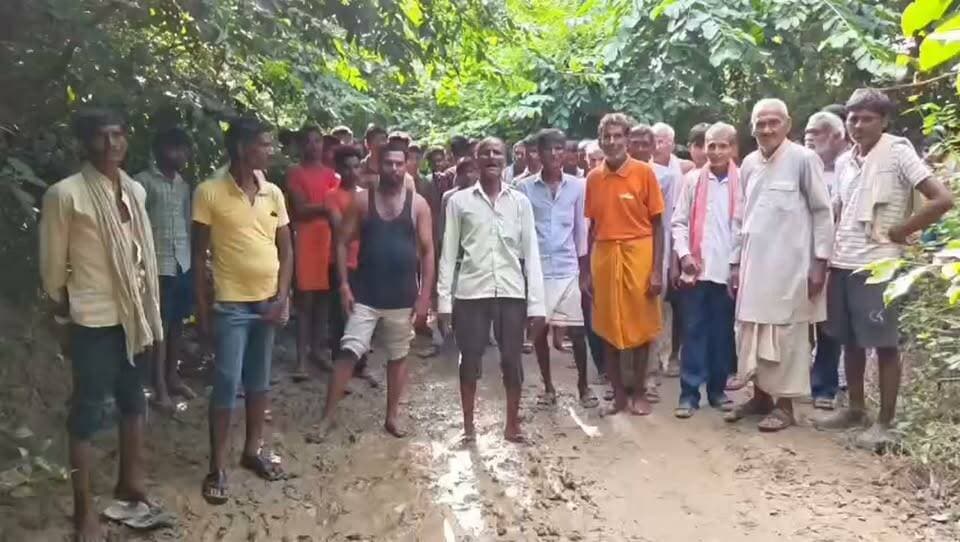 सलेमपुर की सड़क कब बनेगी? ग्रामीणों ने डीएम से लगाई गुहार, बोले- अब आश्वासन नहीं, सड़क चाहिए
हरदोई। अहिरोरी विकासखंड की ग्राम पंचायत डही के सलेमपुर गांव में सड़क की बदहाल स्थिति को लेकर ग्रामीणों में नाराजगी है। ग्रामीणों का कहना है कि विकास के दावों के बीच उनका गांव आज भी सड़क जैसी बुनियादी सुविधा से वंचित है। कीचड़ और दलदल भरे रास्ते से आवागमन करना ग्रामीणों की मजबूरी बना हुआ है।
ग्रामीणों के मुताबिक, खराब रास्ते के कारण गर्भवती महिलाओं, बच्चों और बुजुर्गों को आवागमन में परेशानी का सामना करना पड़ता है। वहीं, किसानों को भी कृषि कार्यों के लिए आने-जाने में दिक्कत होती है। ग्रामीणों का कहना है कि बरसात के दौरान रास्ते की स्थिति और भी खराब हो जाती है, जिससे रोजमर्रा के काम प्रभावित होते हैं।
ग्रामीणों ने जिलाधिकारी हरदोई से मामले का संज्ञान लेकर संबंधित विभाग के अधिकारियों को गांव भेजने और सड़क की वास्तविक स्थिति का निरीक्षण कराने की मांग की है। उनका कहना है कि समस्या के समाधान के लिए केवल आश्वासन देने के बजाय सड़क निर्माण की प्रक्रिया जल्द शुरू की जानी चाहिए।
ग्रामीणों के बीच सड़क निर्माण को लेकर लंबे समय से नाराजगी बनी हुई है। उनका कहना है कि यदि उनकी मांग पर जल्द कार्रवाई नहीं हुई तो वे चुनाव बहिष्कार जैसे कदम उठाने पर विचार कर सकते हैं।
अब सवाल यह है कि सलेमपुर के ग्रामीणों को सड़क जैसी बुनियादी सुविधा के लिए आखिर कब तक इंतजार करना पड़ेगा? ग्रामीणों की निगाहें जिलाधिकारी और संबंधित विभाग के जिम्मेदार अधिकारियों पर टिकी हैं। उन्हें उम्मीद है कि प्रशासन उनकी समस्या को गंभीरता से लेते हुए जल्द समाधान की दिशा में कदम उठाएगा।
रिपोर्ट: देवेंद्र सिंह