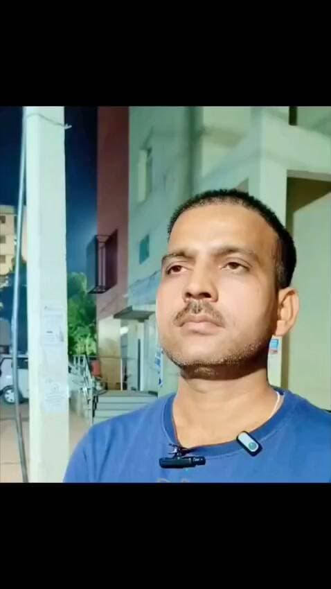 डीएम आवास के गेट पर अधिवक्ता का मोबाइल छीनकर फरार हुए बाइक सवार दो युवक
हरदोई। डीएम आवास के गेट के पास बाइक सवार दो युवक अधिवक्ता सुधांशु पांडे का मोबाइल फोन छीनकर फरार हो गए। घटना के बाद इलाके में हड़कंप मच गया। दिनदहाड़े हुई इस वारदात से सुरक्षा व्यवस्था पर भी सवाल खड़े हो रहे हैं।
पीड़ित अधिवक्ता सुधांशु पांडे ने घटना की सूचना डायल 112 और कोतवाली पुलिस को दी। उन्होंने बताया कि छीने गए मोबाइल फोन में उनके पेशे से जुड़े कई महत्वपूर्ण दस्तावेज मौजूद थे। मोबाइल छिन जाने से उन्हें जरूरी दस्तावेजों और अन्य जानकारियों के इस्तेमाल में परेशानी का सामना करना पड़ सकता है।
घटना को अंजाम देने के बाद दोनों युवक बाइक से मौके से फरार हो गए। पीड़ित अधिवक्ता ने पुलिस से मामले में कार्रवाई करने और मोबाइल फोन बरामद कराने की उम्मीद जताई है।
फिलहाल मामले में पुलिस की जांच और आरोपियों की पहचान को लेकर आधिकारिक जानकारी सामने आने का इंतजार है।
रिपोर्ट: देवेंद्र सिंह