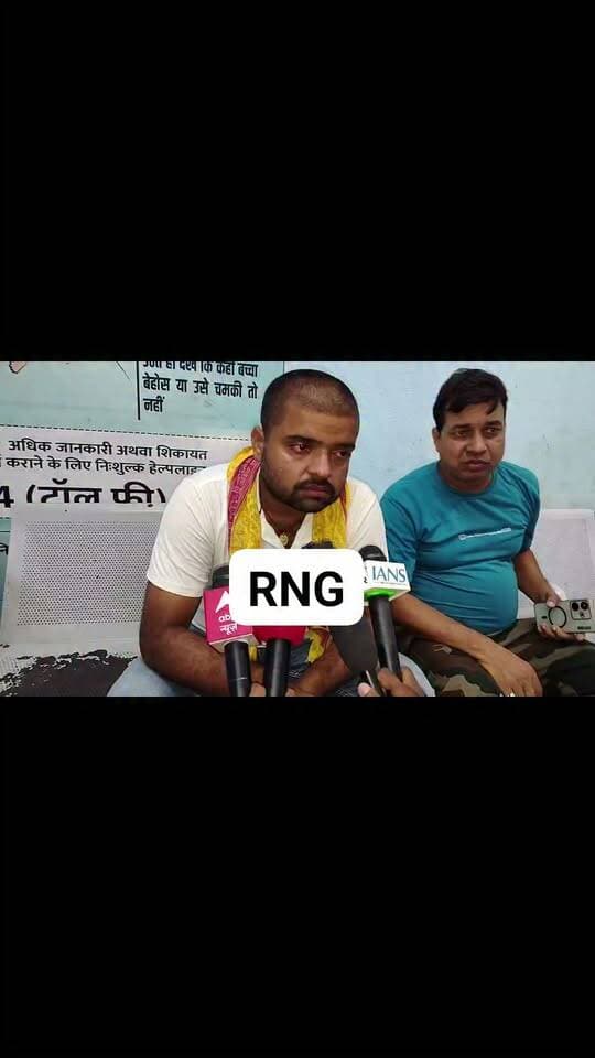 संदेश थाना क्षेत्र के संदेश थाना परिसर में स्थित पुलिस पुरुष बैरक में रविवार की देर रात एक होमगार्ड जवान ने दूसरे होमगार्ड जवान को गोली मार दी, इलाज के दौरान उसने शहर के बाबू बाजार स्थित निजी अस्पताल में उसने दम तोड़ दिया, एसपी अवधेश दीक्षित ने घटनास्थल पर पहुंच की जांच एवं एफएसएल की द्वारा घटनास्थल से किया गया कई साक्ष्य को इकट्ठा