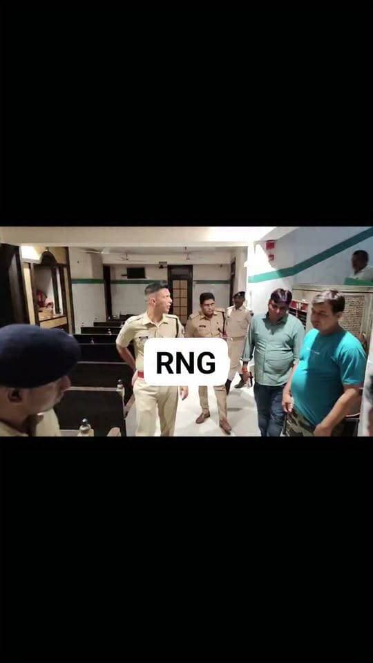 संदेश थाना क्षेत्र के संदेश थाना परिसर में स्थित पुलिस पुरुष बैरक में रविवार की देर रात एक होमगार्ड जवान ने दूसरे होमगार्ड जवान को गोली मार दी, इलाज के दौरान उसने शहर के बाबू बाजार स्थित निजी अस्पताल में उसने दम तोड़ दिया, एसपी अवधेश दीक्षित ने घटनास्थल पर पहुंच की जांच एवं एफएसएल की द्वारा घटनास्थल से किया गया कई साक्ष्य को इकट्ठा