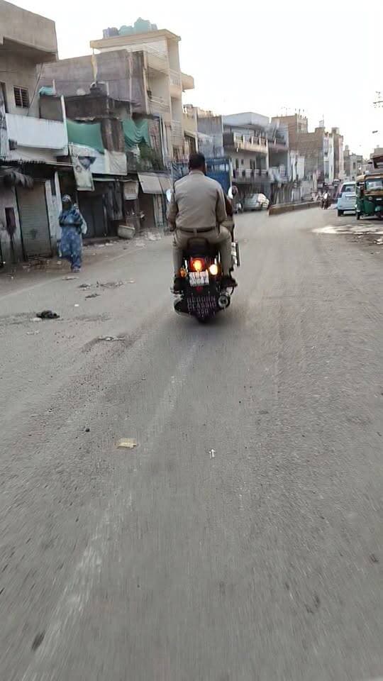 मुझे किसका डर..
में चाहे एक नियम तोडू या एक साथ सारे
बिना हेलमेट, बिना no का वाहन
#gwaliorpolice