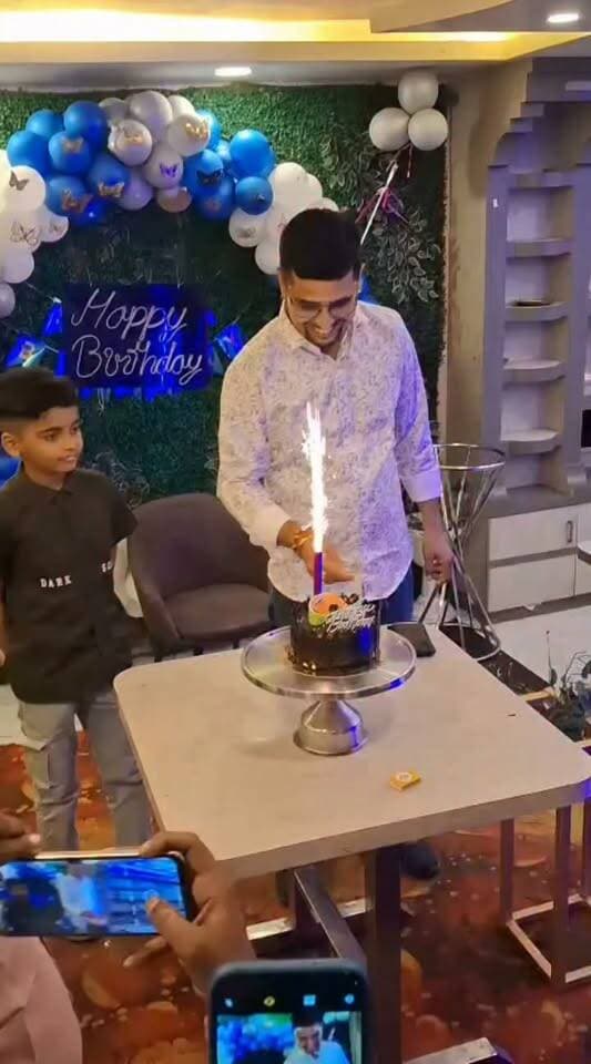जन्मदिन को खास बनाने के लिए मित्रों का आभार....अचानक पार्टी रख दी...