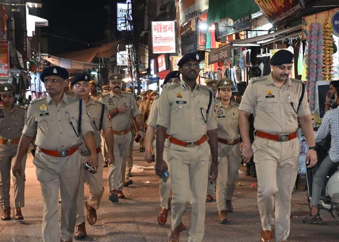 #बांदा में मिशन शक्ति 6.0 का आगाज, सड़कों पर उतरे #DIG #SP #महिलासुरक्षा के लिए #मिशनशक्ति फेज-6.0 का शुभारंभ। #डीआईजीराजेशएस. और #एसपीपलाशबंसल ने निकाली जागरूकता रैली। महिलाओं को 1090, 112, 1098, 1930 #हेल्पलाइन की जानकारी दी गई। #नवरात्रि के पहले दिन शहर में पैदल गश्त, पंडालों की सुरक्षा का लिया जायजा।
#bandanews18
#डीआईजीचित्रकूट
#uppolice
#reelsvideo
#वायरल
