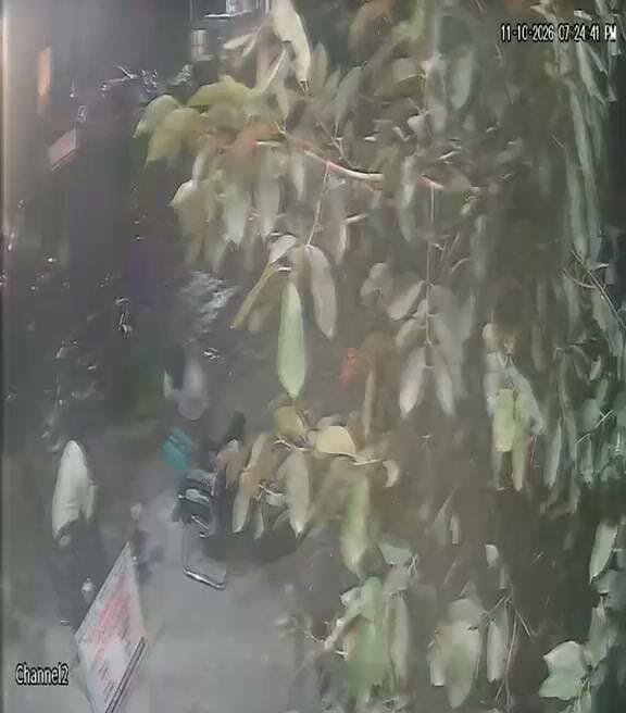 साथियों कल शाम लगभग 8 बजे के करीब जब में चौपटा से घर आ रहा था तब एक बैग जिस पर BD SPORTS एंड FESTION लिखा था वो गिर गया जिसमें एक जोड़ी जूते ओर शॉक्स थी....जिस किसी साथी मित्र प्यारे को मिला है तो कृप्या मुझे सूचना दे...
ये सीसीटीवी कैमरे की फुटेज है जो जोनी शर्मा उस बैग को हमारे ऑफिस के आगे मोटरसाइकिल की बैग में रख रहा है..
सभी साथी शेयर जरूर करे...
080590 78111
9995902724 जोनी शर्मा