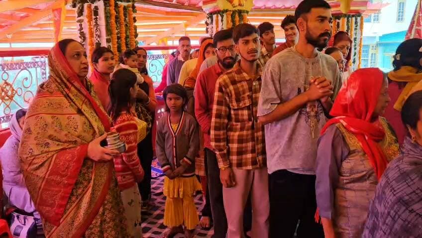 नवरात्रि के दूसरे दिन मां शूलिनी मंदिर में लगी भक्तों की कतारें...