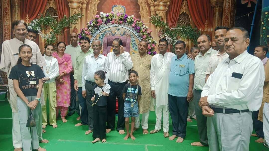 पीलीबंगा में रामलीला के चौथे दिन सीता स्वयंवर, लक्ष्मण-परशुराम संवाद और भावुक सीता विदाई का हुआ भव्य मंचन
#Lalbahadurbhakhar #pilibanga #hanumangarh #RajasthanNews
पीलीबंगा :- लालबहादुर भाखर:- पीलीबंगा कस्बे में श्री राम नाटक क्लब के तत्वावधान में राजकीय चिकित्सालय के सामने वाली गली में आयोजित की जा रही रामलीला के चौथे दिन विभिन्न प्रसंगों का सजीव और भावपूर्ण मंचन किया गया। शनिवार रात्रि को मंचित लीला में श्रीराम-लक्ष्मण का जनकपुरी भ्रमण, माता सीता द्वारा गौरी पूजा, भव्य सीता स्वयंवर, ओजस्वी लक्ष्मण-परशुराम संवाद तथा भावुक पलों के बीच सीता विदाई के दृश्य दर्शकों के आकर्षण का केंद्र रहे।
कार्यक्रम की शुरुआत विधिवत गणपति पूजन के साथ हुई। अरोड़वंश सभा के पूर्व अध्यक्ष रैमलदास मरेजा, आशीष कर्वा, सुशील गुप्ता, दिनेश छाजेड़ एवं रवि माहेश्वरी ने गणपति महाराज की पूजा-अर्चना कर लीला का शुभारंभ करवाया। समिति के पदाधिकारियों द्वारा सभी अतिथियों का भगवान श्रीराम नामी माला पहनाकर अभिनंदन किया गया, वहीं अतिथियों ने भी आयोजन समिति को आर्थिक सहयोग भेंट किया।
मंचन के दौरान लक्ष्मण के पात्र में अरुण जोशी और परशुराम की भूमिका में मोहनलाल शर्मा ने अपने जोशीले संवादों से समां बांध दिया। दोनों कलाकारों के ओजस्वी अभिनय पर पंडाल में मौजूद सैकड़ों दर्शकों ने खड़े होकर करतल ध्वनि से उत्साहवर्धन किया। इसके पश्चात सीता स्वयंवर में श्रीराम के रूप में हरविंद्र गोयल और माता सीता के रूप में नितेश बंसल ने अपने प्रभावी अभिनय से दर्शकों को भावविभोर कर दिया।
सीता के कन्यादान की रस्म कस्बे के वरिष्ठ व्यवसायी दिनेश छाजेड़ द्वारा संपन्न कराई गई। राजा जनक की भूमिका निभा रहे सुरेन्द्र सिंगला ने 'बाबुल की दुआएं लेती जा, जा तुझको सुखी संसार मिले' गीत पर अत्यंत मर्मस्पर्शी अभिनय प्रस्तुत किया, जिससे उपस्थित दर्शकों की आंखें नम हो गईं। इसके अलावा गुरु वशिष्ठ के किरदार में बबलू पाल और गुरु विश्वामित्र के पात्र में प्रकाश बिश्नोई ने भी अपनी सशक्त अभिनय कला की अमिट छाप छोड़ी।
पूरे कार्यक्रम का कुशल मंच संचालन अशोक खदरिया और निखिल बिश्नोई द्वारा किया गया। इस भव्य आयोजन को सफल बनाने में निर्देशक चंद्रमोहन सेतिया और सह-निर्देशक रतनपाल बंसल के मार्गदर्शन में संरक्षक रामस्वरूप लीला, अध्यक्ष बृजमोहन जिंदल, सचिव हरविंद्र गोयल, दर्शन गर्ग, मानमल सिपाणी, जयभगवान गोयल, डॉ. जनक बंसल, नरेन्द्र खदरिया, प्रकाश बिश्नोई, प्रकाश वाट्स, चेतन प्रजापत, राजकुमार छाबड़ा एवं देवीलाल एंड पार्टी का पूर्ण सहयोग रहा।
#पीलीबंगा #रामलीला #सीतास्वयंवर #लक्ष्मणपरशुरामसंवाद #श्रीरामनाटकक्लब #धार्मिकआयोजन
