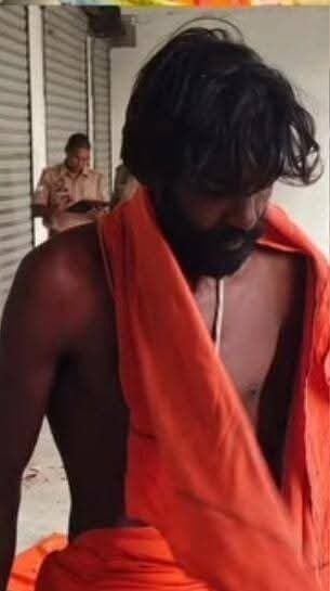 साधु की हत्या से सनसनी, ईंट और कुल्हाड़ी से हमला करने का आरोप; साथी हिरासत में
हरदोई। हरदोई जिले के बेनीगंज थाना क्षेत्र में रविवार सुबह एक साधु का शव सड़क किनारे दुकान के बरामदे में मिलने से इलाके में सनसनी फैल गई। मृतक की पहचान बबूल पुत्र शियराम, उम्र करीब 32 वर्ष, निवासी जियन खेड़ा मजरा काकपुर, थाना बेनीगंज के रूप में हुई है। सूचना मिलने पर स्थानीय पुलिस मौके पर पहुंची और घटनास्थल का निरीक्षण कर मामले की जांच शुरू की।पुलिस को 11 अक्टूबर 2026 की सुबह करीब छह बजे सूचना मिली थी कि सैर बहादुरपुर-कोथावां-अतरौली मुख्य मार्ग पर सैर बहादुरपुर गांव के पास बनी दुकानों के बरामदे में एक व्यक्ति का शव पड़ा है। ये दुकानें यादवेंद्र सिंह पुत्र सिरदार सिंह निवासी सैर बहादुरपुर की बताई गई हैं। मौके पर पहुंची पुलिस ने शव की स्थिति का जायजा लिया। प्रारंभिक जानकारी के अनुसार, मृतक के सिर और शरीर के अन्य हिस्सों पर चोटों के निशान पाए गए हैं।
*ईंट और कुल्हाड़ी से हमला करने का आरोप*
प्राप्त जानकारी के मुताबिक, बबूल के सिर और शरीर के अन्य हिस्सों पर ईंट तथा कुल्हाड़ी से वार कर हत्या किए जाने की आशंका जताई गई है। इस मामले में मृतक के साथ रहने वाले साधु मुन्नी उर्फ मुंशी लाल पुत्र मनोहर, निवासी पाही उगपुर, थाना बेनीगंज, का नाम सामने आया है। पुलिस ने घटनास्थल से एक कुल्हाड़ी बरामद की है, जिसे जांच के लिए महत्वपूर्ण साक्ष्य माना जा रहा है।
*आरोपी हिरासत में, पुलिस कर रही पूछताछ*
स्थानीय पुलिस ने मुन्नी उर्फ मुंशी लाल को हिरासत में लेकर पूछताछ शुरू कर दी है। पुलिस घटना के पीछे की वजह का पता लगाने के साथ ही मामले से जुड़े अन्य पहलुओं की जांच कर रही है। फिलहाल हत्या के कारणों को लेकर स्थिति स्पष्ट नहीं हुई है। पुलिस की ओर से प्रकरण में आवश्यक कानूनी कार्रवाई की जा रही है।इस संबंध में अपर पुलिस अधीक्षक पूर्वी सुबोध गौतम ने जानकारी दी। पुलिस जांच के बाद ही घटना से जुड़ी परिस्थितियों और हत्या के कारणों के बारे में स्थिति स्पष्ट हो सकेगी।