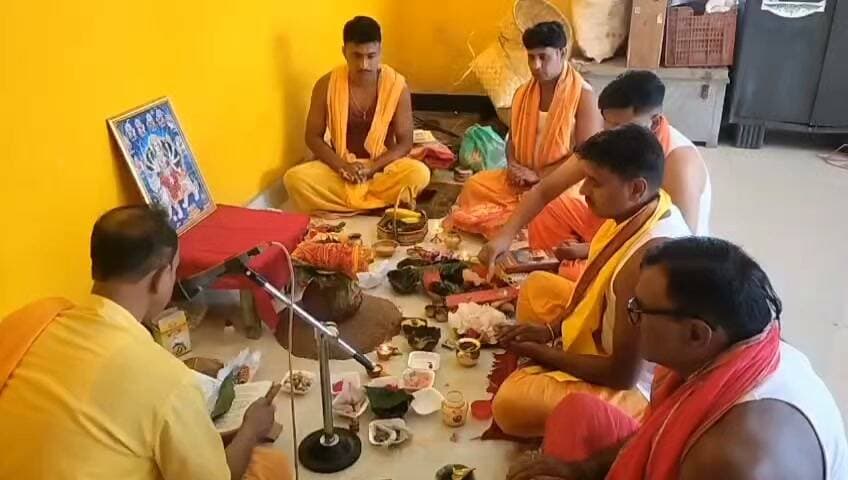 केरसई में कलश स्थापना के साथ शारदीय नवरात्र प्रारंभ
सिमडेगा:केरसई प्रखण्ड में आश्विन शुक्ल प्रतिपदा पर आज सुबह शुभ मुहूर्त पर कलश स्थापना के साथ शारदीय नवरात्र पर भगवती आराधना शुरू हो गई। नवरात्र का पावन अनुष्ठान शुरू होते हीं चारों ओर भक्ति की बयार बहने लगी है। वैदिक मंत्रोच्चार से वातावरण गुंजायमान हो रहा है। आज सुबह शुभ मुहूर्त पर नवरात्र के पहले दिन पंडालों, मंडप एवं घरों में विधिवत कलश स्थापित कर मां को आह्वान करते हुए पूजा-अर्चना की गई। नवरात्र के प्रथम दिन भगवती के प्रथम स्वरूप मां शैलपुत्री की आराधना की गई। उनसे परिवार,समाज एवं देश के कल्याण की कामना की गई। आचार्यों ने पूजा-अर्चना कराने के बाद चंडी पाठ करते रहे संस्कृत में मंत्रों के उच्चारण से पूरे जिले में भक्ति-भावना का संचार हो रहा है। केरसई के इंदिरा चौक, रूसु, ठेसुटोली टैंसेर आदि शक्ति स्थलों में आचार्यों ने पूजा-अर्चना कराई। इसके साथ ही केरसई दुर्गा मंडप समेत अन्य स्थानों में भी कलश स्थापित कर पूजा-अर्चना शुरू की गई। पूजन के दौरान आचार्यों ने बताया कि इस बार भगवती का आगमन हाथी पर हुआ है। जो सुखशांति समृद्धि का परिचायक है। वहीं इस बार माता का गमन भी हाथी पर होगा। जो अति वृष्टि का परिचायक है। जो काफी सुखद फलदायक है।