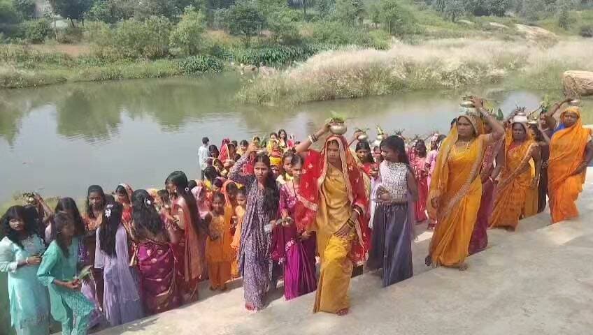 कुरडेग : उमा महेश्वर महावीर मंदिर में कलश स्थापना के साथ शारदीय नवरात्र का शुभारंभ हुआ।इस अवसर पर भव्य कलश यात्रा निकाली गई।कलश यात्रा में सैकडों महिलाएं शामिल हुई।कलश यात्रा बाजे गाजे के साथ मंदिर परिसर से निकलकर खालीजोरा नदी तट में विधि विधान के साथ जल कलश में भरकर मंदिर वापस पहूंची जहाँ पंडित सूरज बीसी के द्वारा मंत्रोचारण के साथ विधि विधान से कलश स्थापना किया गया। और नौ दिवसीय नवरात्र का शुभारंभ हुआ।इस मौके पर पूजा समिति के अध्यक्ष अनुज गुप्ता,अमर जयसवाल,मनोज जयसवाल,उमेश जयसवाल,द्वारिका जयसवाल,संजीत जयसवाल,विक्की गुप्ता,धर्मैन्द्र गुप्ता,रवि जयसवाल,रविन्द्र शर्मा,अजय जयसवाल आदि मौजूद रहे।