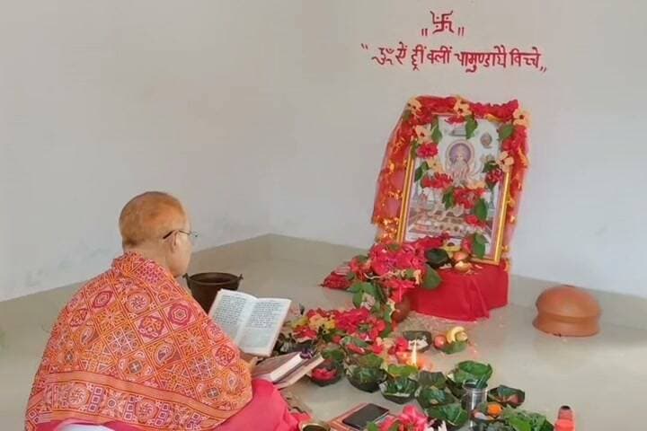 कलश स्थापना के साथ शारदीय नवरात्र प्रारंभ
आश्विन शुक्ल प्रतिपदा पर आज सुबह शुभ मुहूर्त पर कलश स्थापना के साथ शारदीय नवरात्र पर भगवती आराधना शुरू हो गई।
नवरात्र का पावन अनुष्ठान शुरू होते हीं चारों ओर भक्ति की बयार बहने लगी है। वैदिक मंत्रोच्चार से वातावरण गुंजायमान हो रहा है। आज सुबह शुभ मुहूर्त पर नवरात्र के पहले दिन पंडालों एवं घरों में विधिवत कलश स्थापित कर मां को आह्वान करते हुए पूजा-अर्चना की गई। नवरात्र के प्रथम दिन भगवती के प्रथम स्वरूप मां शैलपुत्री की आराधना की गई। उनसे परिवार,समाज एवं देश के कल्याण की कामना की गई। आचार्यों ने पूजा-अर्चना कराने के बाद चंडी पाठ करते रहे संस्कृत में मंत्रों के उच्चारण से पूरे जिले में भक्ति-भावना का संचार हो रहा है। सिमडेगा के प्रिंस चौक शक्ति स्थल में आचार्य श्यामसुंदर मिश्र ने पूजा-अर्चना कराई। इसके साथ शहर के रामजानकी मंदिर, कुंज नगर, समेत अन्य स्थानों में भी कलश स्थापित कर पूजा-अर्चना शुरू की गई। आचार्य श्याम सुंदर मिश्र ने बताया कि इस बार भगवती का आगमन हाथी पर हुआ है। जो सुख शांति समृद्धि का परिचायक है। वहीं इस बार माता का गमन भी हाथी पर होगा। जो अति वृष्टि का परिचायक है। उन्होंने कहा कि इस वर्ष नवरात्र 09 दिनों का है। जो काफी सुखद फलदायक है।