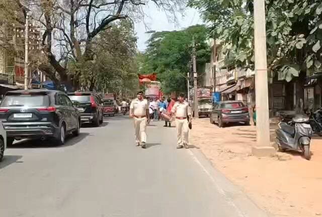 अग्रसेन जयंती पर निकाली गई शोभायात्रा, कई कार्यक्रम हुए आयोजित
महाराज अग्रसेन जयंती पर सिमडेगा के आनंद भवन घर्मशाला से अग्रवाल सभा द्वारा महाराज अग्रसेन की झांकी के साथ भव्य शोभायात्रा निकाली गई।
अग्रवाल समाज के पुरोधा अग्रसेन महाराज के जयंती पर्व की शहर में धूम रही। इस अवसर पर शहर में भव्य शोभा यात्रा निकाली गई। जिसमें बड़ी संख्या में अग्रवाल बंधु और महिलाएं शामिल हुए। अग्रवाल समाज के संस्थापक अग्रसेन महाराज की 5150 वीं जयंती को लेकर सुबह से ही आनंद भवन घर्मशाला में भक्तिमय महौल था। शोभायात्रा शहर का भ्रमण करते हुए वापस आनंद भवन पंहुची। इस दौरान सभी महाराज अग्रसेन की जयकार लगाते रहे। शोभायात्रा के दौरान विप्र फाउंडेशन के द्वारा शोभायात्रा का स्वागत किया गया। इसके बाद शाम में घर्मशाला में पूजन अनुष्ठान के साथ कई कार्यक्रम हुए।