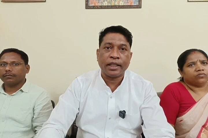 स्वर्गीय पिटर बड़ा मेमोरियल हॉकी टूर्नामेंट: स्थानीय खिलाड़ियों को अंतरराष्ट्रीय खिलाड़ियों का सानिध्य देने का प्रयास
खेल की नगरी सिमडेगा को विश्वपटल पर हॉकी सिटी के रूप में लाने के उद्वेश्य से सिमडेगा विधायक भूषण बाड़ा की पहल पर स्वर्गीय पिटर बड़ा मेमोरियल हॉकी टूर्नामेंट की शुरुआत आगामी 16 अक्टूबर से सिमडेगा के एस्ट्रोटर्फ स्टेडियम में आयोजित किया जाएगा।
इस टूर्नामेंट को लेकर विधायक भूषण बाड़ा ने आज प्रेस वार्ता करते हुए बताया कि इस टूर्नामेंट में झारखंड सहित ओडिसा और छत्तीसगढ़ से कुल 18 टीम शामिल होगी। विधायक ने बताए कि 16 अक्टूबर को इस टूर्नामेंट का भव्य आगाज किया जाएगा। टूर्नामेंट का उद्घाटन करने झारखंड के वित्त मंत्री राधाकृष्ण किशोर सहित कई अंतरराष्ट्रीय हॉकी खिलाड़ी सिमडेगा पहुंचेंगे। टूर्नामेंट के मैच इंटरनेशनल हॉकी स्टेडियम और एस्ट्रोटर्फ स्टेडियम में सम्पन्न किए जाएंगे। विधायक भूषण बाड़ा ने बताया कि प्रतियोगिता को खास बनाने के लिए सिमडेगा में जन्मे सभी पूर्व एवं वर्तमान राष्ट्रीय और अंतरराष्ट्रीय हॉकी खिलाड़ियों को एक मंच पर लाने की तैयारी है।वे स्वयं सभी पूर्व एवं वर्तमान अंतरराष्ट्रीय खिलाड़ियों को आमंत्रित कर रहे हैं। विधायक ने कहा कि नई पीढ़ी को जिले के उन सभी स्टार खिलाड़ियों से रूबरू कराया जाएगा, जिन्होंने सिमडेगा से निकलकर बड़े मंचों पर जिले का नाम रोशन किया है। पूर्व और वर्तमान खिलाड़ियों की मौजूदगी स्थानीय युवा खिलाड़ियों के लिए प्रेरणादायक होगी। उन्हें अनुभवी खिलाड़ियों से खेल की बारीकियां जानने और संवाद करने का अवसर मिलेगा। विधायक ने बताया कि प्रतियोगिता में हॉकी इंडिया के अध्यक्ष और हॉकी झारखंड के पदाधिकारियों की विशेष भागीदारी होगी। इससे प्रतियोगिता को व्यापक मंच मिलेगा। इस टूर्नामेंट का फाइनल 20 अक्टूबर को खेला जाएगा। जिसमें हॉकी इंडिया के अध्यक्ष दिलीप तिर्की शामिल होंगे। विधायक ने कहा कि इस टूर्नामेंट का लाइव प्रसारण भी किया जाएगा। उन्होंने कहा कि वे सिमडेगा की पहचान ग्लोबल लेवल पर हॉकी सिटी के रूप में करना चाह रहे हैं।