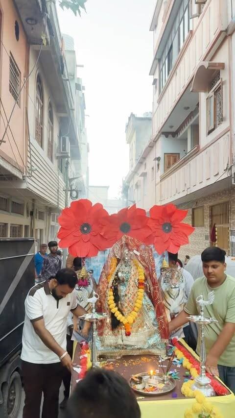 👑🚩 कैलाश नगर की महारानी का भव्य आगमन ❤️🌺
जिस पल का था बेसब्री से इंतज़ार, आ गईं हमारी महारानी सरकार! 🔱✨
🙏 जय माता दी 🙏
#udaipur #viral #kailashnagarcharaja #kailashnagarkimaharani❤️ #navratri