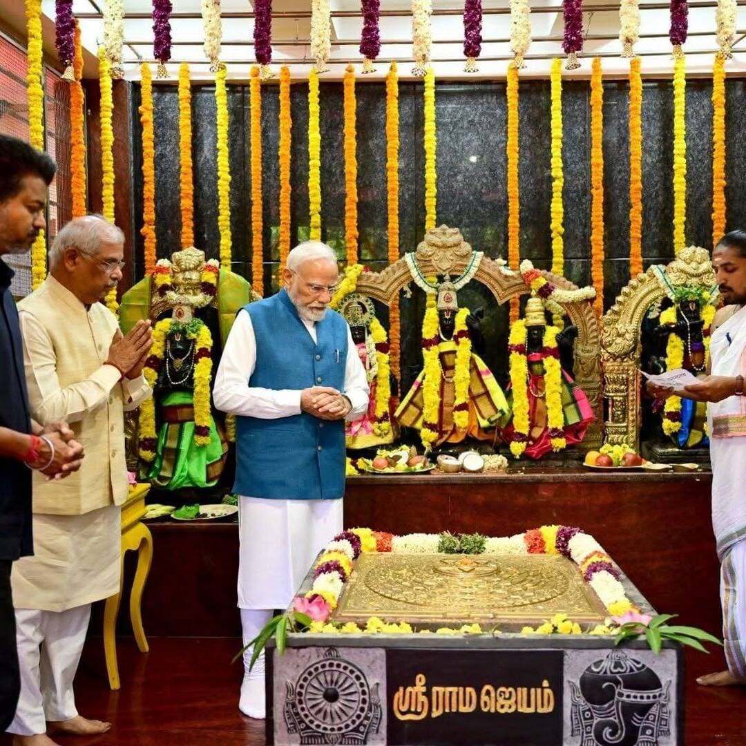 चेन्नई के श्री जलकंठेश्वर मंदिर पहुंचे PM मोदी
भगवान के दरबार में झुकाया शीश
तमिलनाडु CM जोसेफ विजय भी रहे मौजूद