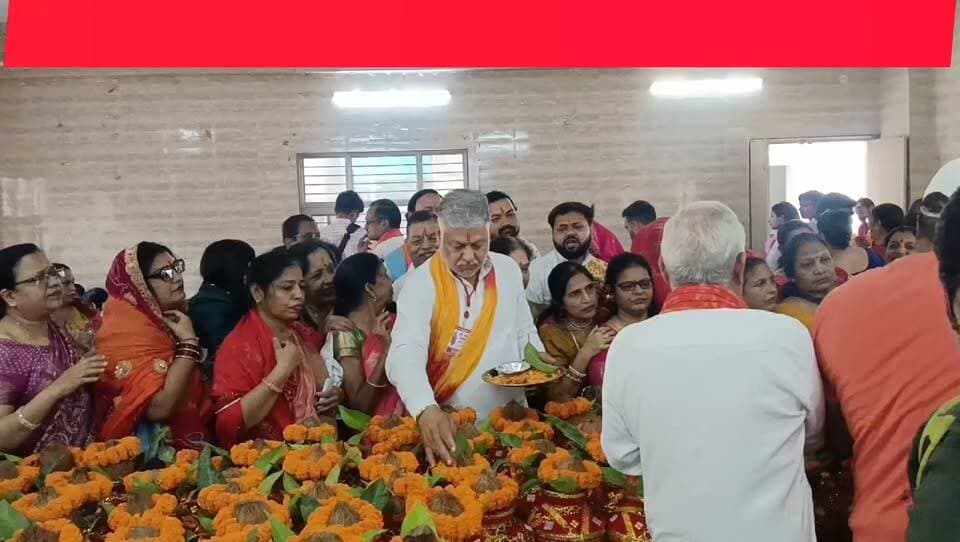 भिवानी :श्री राम के जयघोष के साथ भव्य कलश यात्रा में झूम उठा समूचा शहर.....
श्रद्धा के साथ नगें पांव सड़क पर चलकर अशोक बुवानीवाला परिवार ने किया आदर सत्कार !
भिवानी आँखो देखी हलचल