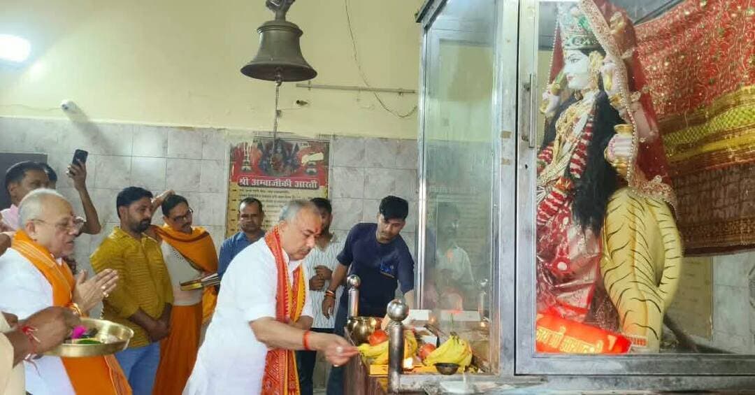 दावथ में कुलदेवी मां आशावरी के दरबार पहुंचे पूर्व सांसद सुशील कुमार, की पूजा-अर्चना
दावथ (रोहतास)। शारदीय नवरात्र के अवसर पर पूर्व सांसद सुशील कुमार ने रोहतास जिले के बिक्रमगंज क्षेत्र अंतर्गत दावथ ग्राम में कुलदेवी मां आशावरी के दर्शन किए। इस दौरान उन्होंने विधि-विधान से पूजा-अर्चना कर माता रानी का आशीर्वाद लिया।
पूजा-अर्चना के दौरान उन्होंने मां आशावरी से सभी के सुख, शांति, समृद्धि और खुशहाली की कामना की। नवरात्र के पावन अवसर पर मां दुर्गा की आराधना का विशेष महत्व है। इस दौरान श्रद्धालु माता के विभिन्न स्वरूपों की पूजा कर परिवार और समाज की मंगलकामना करते हैं।
इस अवसर पर पूर्व सांसद ने मां दुर्गा की स्तुति करते हुए कहा—
ॐ जयन्ती मंगला काली भद्रकाली कपालिनी।
दुर्गा क्षमा शिवा धात्री स्वाहा स्वधा नमोऽस्तुते।।