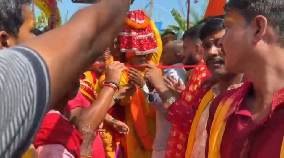 सुरसंड में मां जानकी युवा क्लब के तोरण द्वार का पूजक सह नगर पंचायत अध्यक्ष पप्पू कुमार चौधरी ने किया उद्घाटन
सुरसंड (सीतामढ़ी)। ऐतिहासिक दुर्गा पूजा के अवसर पर कलश शोभायात्रा को लेकर सुरसंड नगर पंचायत के अशोक चौक पर मां जानकी युवा क्लब की ओर से भव्य तोरण द्वार बनाया गया। पूजक सह नगर पंचायत अध्यक्ष पप्पू कुमार चौधरी ने फीता काटकर तोरण द्वार का उद्घाटन किया। इसके बाद उपस्थित कन्याओं ने पुष्प वर्षा की।