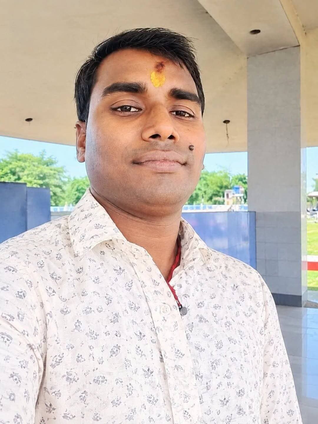 केके पॉलिटेक्निक में कंप्यूटर ऑपरेटर की मौत, भाई का आरोप- काम के भारी दबाव में अनूप ने दी जान
भाई सुभाष सेन का दावा- छुट्टी के दिन भी बुलाया जाता था काम पर तय समय से ज्यादा ड्यूटी का आरोप
धनबाद के गोविंदपुर स्थित केके पॉलिटेक्निक में कंप्यूटर ऑपरेटर अनूप कुमार सेन की आत्महत्या के मामले में नया मोड़ सामने आया है। मृतक के भाई सुभाष सेन ने संस्थान प्रबंधन पर गंभीर आरोप लगाए हैं। उनका कहना है कि अनूप पर काम का इतना दबाव था कि उसकी ड्यूटी का कोई निश्चित समय नहीं था। आरोप है कि संडे हो या मंडे, उसे कभी भी काम के लिए बुला लिया जाता था। भाई के मुताबिक, लगातार काम के दबाव के कारण अनूप मानसिक तनाव में था। बताते चलें कि मंगलवार शाम केके पॉलिटेक्निक के प्रिंसिपल रूम में 32 वर्षीय अनूप कुमार सेन का शव पंखे से लटका मिला था। घटना के बाद 10 लाख रुपये के मुआवजे और पत्नी को नौकरी देने पर सहमति बनी है। वहीं, अब मृतक के भाई के आरोपों ने संस्थान की कार्यप्रणाली पर सवाल खड़े कर दिए हैं।
सुभाष सेन ने आरोप लगाया है कि अनूप को छुट्टियों के दिन भी काम पर बुलाया जाता था और तय समय से ज्यादा ड्यूटी कराई जाती थी। हालांकि, इन आरोपों की स्वतंत्र पुष्टि अभी नहीं हुई है। पुलिस ने शव को पोस्टमार्टम के लिए भेज दिया है और मामले की जांच जारी है। अब पुलिस इस पहलू की भी पड़ताल कर रही है कि क्या काम का कथित दबाव और मानसिक तनाव अनूप की मौत की वजह बना?