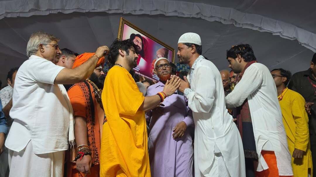 अजयगढ़ में आस्था की अनूठी तस्वीर, सलमान खान बोले— महाराज की शक्ति को प्रणाम करते हैं
अजयगढ़। बागेश्वर धाम के पीठाधीश्वर पंडित धीरेंद्र कृष्ण शास्त्री की सनातन हिंदू एकता रथ यात्रा के दौरान अजयगढ़ में आस्था की अनूठी तस्वीर सामने आई। यहां रथ यात्रा के स्वागत के लिए मुस्लिम समाज के कुछ लोग भी पहुंचे। अजयगढ़ निवासी सलमान खान ने बताया कि वह पिछले छह दिनों से रिक्शे के जरिए पूरे पन्ना जिले में यात्रा का प्रचार-प्रसार कर रहे थे।
सलमान ने कहा कि उनकी बागेश्वर महाराज के प्रति गहरी श्रद्धा है। उन्होंने बताया कि कुछ लोग महाराज को मुस्लिम विरोधी बताते हैं, लेकिन उनका व्यक्तिगत अनुभव अलग है। सलमान के मुताबिक, महाराज से मुलाकात के दौरान उन्होंने अपनी निजी समस्याएं बताईं, जिन पर महाराज ने उन्हें समाधान बताए।
सलमान ने कहा, “मैं किसी इंसान के आगे सिर नहीं झुका रहा हूं, बल्कि बागेश्वर महाराज की दिव्य शक्ति को प्रणाम कर रहा हूं।” मुलाकात के दौरान महाराज ने उन्हें बागेश्वर धाम आने का निमंत्रण भी दिया।