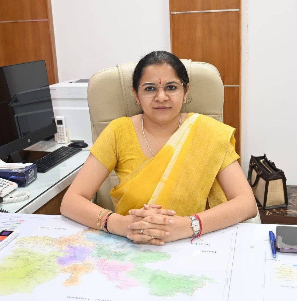 जब-जब महिलाओं ने संभाली कमान, तब-तब प्रशासन में दिखा नया बदलाव; टिहरी में जिलाधिकारी नीतिका खंडेलवाल की कार्यशैली बनी चर्चा का विषय
टिहरी गढ़वाल। से अंकित बडोनी की रिपोर्ट
किसी भी जिले की प्रशासनिक व्यवस्था को प्रभावी, पारदर्शी और जनहितकारी बनाने में जिलाधिकारी की भूमिका सबसे महत्वपूर्ण होती है। जिलाधिकारी के नेतृत्व, कार्यशैली और निर्णय लेने की क्षमता का सीधा असर जिले की सरकारी व्यवस्थाओं और आम जनता को मिलने वाली सुविधाओं पर दिखाई देता है। इतिहास इस बात का साक्षी रहा है कि जब-जब महिलाओं ने नेतृत्व की जिम्मेदारी संभाली है, तब-तब अपनी कार्यक्षमता, अनुशासन और निर्णय लेने की क्षमता से उन्होंने नई मिसाल कायम की है। इसी क्रम में टिहरी गढ़वाल की जिलाधिकारी नीतिका खंडेलवाल की कार्यशैली भी चर्चा का विषय बन रही है।
जब से नीतिका खंडेलवाल ने टिहरी गढ़वाल जिले के जिलाधिकारी की जिम्मेदारी संभाली है, तब से जिला प्रशासन की कार्यप्रणाली को लेकर एक नई उम्मीद दिखाई देने लगी है। प्रशासनिक व्यवस्था में समयबद्धता, अधिकारियों की उपलब्धता और कार्यालयों में निर्धारित समय पर कामकाज का संचालन किसी भी सुशासन की बुनियादी जरूरत है। जिलाधिकारी के नेतृत्व में इन पहलुओं पर विशेष ध्यान दिए जाने से प्रशासनिक अनुशासन को मजबूती मिलने की उम्मीद की जा रही है।
समय पर कार्यालय पहुंचना और अधिकारियों की उपलब्धता सुशासन की पहचान
किसी भी सरकारी कार्यालय में आम नागरिक इस उम्मीद के साथ पहुंचता है कि उसकी समस्या सुनी जाएगी और उसे अपनी समस्या के समाधान के लिए अनावश्यक चक्कर नहीं काटने पड़ेंगे। लेकिन कई बार अधिकारियों की अनुपलब्धता, फाइलों के लंबित रहने और समय पर सुनवाई न होने के कारण लोगों को परेशानियों का सामना करना पड़ता है।
ऐसे में अधिकारियों की समयबद्ध उपस्थिति और कार्यालयों में नियमित कामकाज सुनिश्चित करना बेहद महत्वपूर्ण हो जाता है। टिहरी जिले में जिलाधिकारी नीतिका खंडेलवाल के कार्यकाल के दौरान प्रशासनिक समयबद्धता को लेकर जो सकारात्मक अपेक्षाएं सामने आ रही हैं, वे सुशासन की दिशा में महत्वपूर्ण मानी जा सकती हैं।
प्रशासनिक व्यवस्था तभी मजबूत होती है, जब अधिकारी अपनी जिम्मेदारियों को गंभीरता से लें, निर्धारित समय पर कार्यालयों में उपलब्ध रहें और आम जनता की समस्याओं को प्राथमिकता दें। जिलाधिकारी का नेतृत्व इस व्यवस्था को दिशा देने में अहम भूमिका निभाता है।
महिला नेतृत्व में संवेदनशीलता और जवाबदेही की उम्मीद
महिलाओं ने प्रशासन, राजनीति, शिक्षा, स्वास्थ्य और सामाजिक क्षेत्र सहित विभिन्न क्षेत्रों में अपनी नेतृत्व क्षमता साबित की है। महिला नेतृत्व की विशेषता केवल जिम्मेदारी संभालने तक सीमित नहीं है, बल्कि परिस्थितियों के अनुरूप निर्णय लेने, व्यवस्था को समझने और जनहित के मुद्दों पर संवेदनशीलता के साथ काम करने में भी दिखाई देती है।
टिहरी गढ़वाल जैसे भौगोलिक दृष्टि से चुनौतीपूर्ण जिले में प्रशासनिक जिम्मेदारी संभालना अपने आप में एक बड़ी चुनौती है। यहां दूरस्थ ग्रामीण क्षेत्रों तक सरकारी योजनाओं का लाभ पहुंचाना, आपदा संबंधी चुनौतियों से निपटना, विकास कार्यों की निगरानी करना और आम नागरिकों की समस्याओं का समाधान सुनिश्चित करना प्रशासन की प्राथमिकताओं में शामिल है।
ऐसे में जिलाधिकारी नीतिका खंडेलवाल के सामने भी जिले की प्रशासनिक व्यवस्था को मजबूत करने और जनता की अपेक्षाओं पर खरा उतरने की महत्वपूर्ण जिम्मेदारी है।
प्रशासनिक अनुशासन के साथ जनता की समस्याओं का समाधान भी जरूरी
किसी भी जिलाधिकारी की कार्यशैली का वास्तविक मूल्यांकन केवल कार्यालयों में अधिकारियों की उपस्थिति से नहीं, बल्कि आम जनता को मिलने वाली सुविधाओं, शिकायतों के निस्तारण, विकास कार्यों की गुणवत्ता और सरकारी योजनाओं के क्रियान्वयन से भी होता है।
यदि सरकारी कार्यालयों में अधिकारी समय पर उपलब्ध रहें, जनता की समस्याओं को गंभीरता से सुनें और शिकायतों का समयबद्ध समाधान सुनिश्चित करें, तो इससे प्रशासन के प्रति लोगों का विश्वास मजबूत होता है।
टिहरी जिले में भी प्रशासनिक व्यवस्था से यही अपेक्षा है कि सरकारी कार्यालयों में अनुशासन बना रहे, जनता को अपने काम के लिए अनावश्यक परेशानियों का सामना न करना पड़े और सरकारी योजनाओं का लाभ पात्र व्यक्तियों तक पहुंचे।
जिलाधिकारी नीतिका खंडेलवाल के नेतृत्व में प्रशासनिक व्यवस्था को और अधिक जवाबदेह, पारदर्शी तथा जनहितकारी बनाने की दिशा में निरंतर प्रयास किए जाने की आवश्यकता है। साथ ही, अधिकारियों के कामकाज की नियमित समीक्षा और विभागीय स्तर पर जवाबदेही तय करना भी सुशासन को मजबूत करने में सहायक हो सकता है।
टिहरी को बेहतर प्रशासन की उम्मीद
टिहरी गढ़वाल अपनी प्राकृतिक सुंदरता, पर्यटन स्थलों, टिहरी झील और समृद्ध सांस्कृतिक विरासत के लिए जाना जाता है। इसके साथ ही जिले की भौगोलिक परिस्थितियां प्रशासन के सामने कई चुनौतियां भी प्रस्तुत करती हैं। दूरस्थ गांवों तक सरकारी सुविधाएं पहुंचाना, सड़क और स्वास्थ्य सेवाओं से जुड़ी समस्याओं का समाधान करना तथा विकास योजनाओं को समय पर पूरा कराना प्रशासन की महत्वपूर्ण जिम्मेदारियां हैं।
इन परिस्थितियों में जिलाधिकारी की सक्रियता और विभागीय अधिकारियों के बीच बेहतर समन्वय का विशेष महत्व है। प्रशासनिक व्यवस्था में सुधार तभी स्थायी रूप ले सकता है, जब नेतृत्व के साथ-साथ सभी विभाग अपनी जिम्मेदारियों का ईमानदारी से निर्वहन करें।
जिलाधिकारी नीतिका खंडेलवाल से भी जिले के लोगों को यही उम्मीद है कि उनके नेतृत्व में प्रशासनिक अनुशासन के साथ-साथ जनसमस्याओं के समाधान, विकास कार्यों की निगरानी और सरकारी योजनाओं के प्रभावी क्रियान्वयन को प्राथमिकता मिलती रहेगी।
**निष्कर्षतः, किसी भी जिले की पहचान केवल उसकी भौगोलिक सुंदरता से नहीं, बल्कि वहां की प्रशासनिक व्यवस्था और जनता को मिलने वाली सुविधाओं से भी होती है। जब नेतृत्व जिम्मेदारी, अनुशासन और जनहित को प्राथमिकता देता है, तो व्यवस्था में सकारात्मक बदलाव की संभावनाएं बढ़ती हैं। टिहरी गढ़वाल में जिलाधिकारी नीतिका खंडेलवाल के नेतृत्व से भी जनता को बेहतर प्रशासन, समयबद्ध कार्यप्रणाली और जवाबदेह व्यवस्था की उम्मीद है।**
A1 News Uttarakhand DM Tehri Pushkar Singh Dhami Tehri DIPR Uttarakhand DIPR