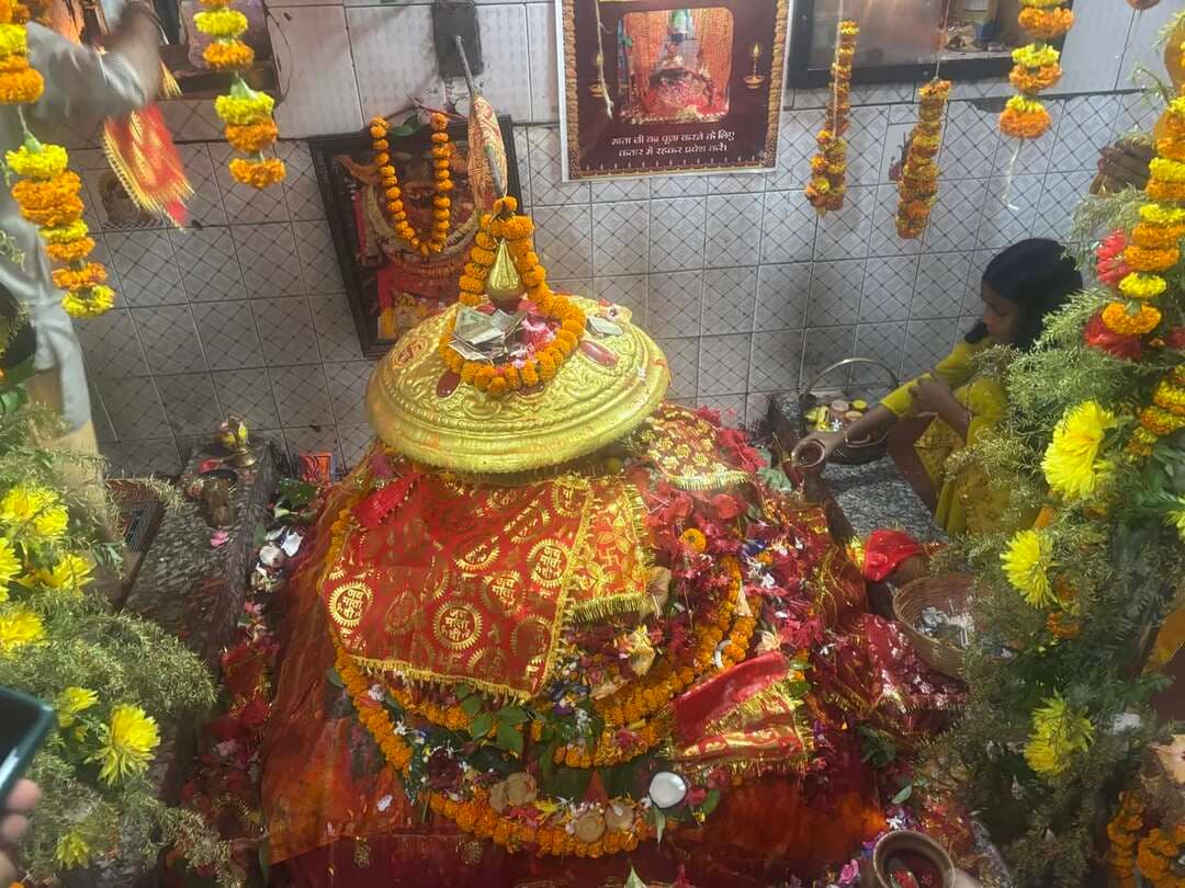 🚩 दुर्गा पूजा के दूसरे दिन माँ वनदेवी मंदिर का भव्य नज़ारा! 😍🙏
🎬 विवान मूवी आने के बाद माँ वनदेवी मंदिर की चर्चा दूर-दूर तक पहुँच गई है!
✨ चारों तरफ शानदार लाइटिंग, भव्य सजावट और मंदिर का अद्भुत नज़ारा आपका मन मोह लेगा।
🙏 दूर-दूर से माता के दर्शन करने पहुँच रहे हैं श्रद्धालु। कई भक्तों ने बताया कि उन्होंने इस मंदिर के बारे में विवान मूवी देखने के बाद ही जाना।
🔥 जिस मंदिर के बारे में बहुत से लोग पहले नहीं जानते थे, आज उसी मंदिर में भक्तों की भीड़ देखने को मिल रही है!
🌺 माँ वनदेवी मंदिर की भव्यता और भक्तों की आस्था देखिए इस वीडियो में।
जय माता दी! 🚩🙏
#MaaVandevi #VivanMovie #DurgaPuja #Bihar #Naubatpur