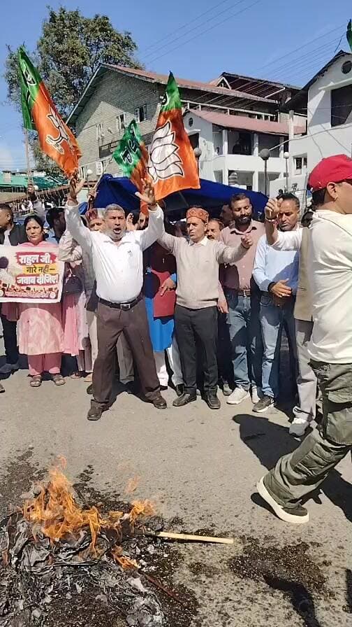 जिला मुख्यालय चंबा में कांग्रेस सांसद डॉ. अंगोमचा बिमोल और राहुल गांधी का पुतला फूंका। Himachal Times TV
