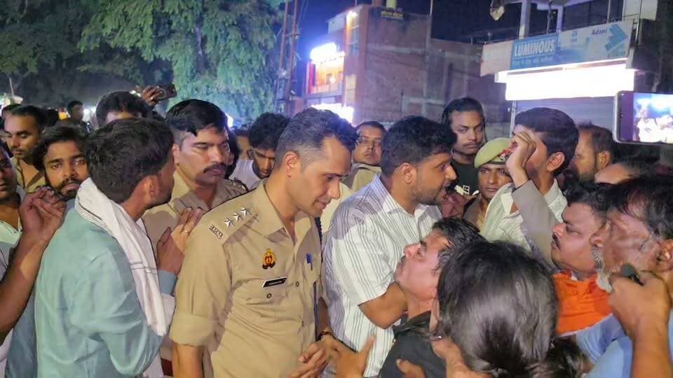 #Bahraich:- अपने बेटे को तलाशने के लिए पुलिस से गिड़गिड़ाते युवराज के पिता,,
#वायरल #facbookviralvideo #वीडियो