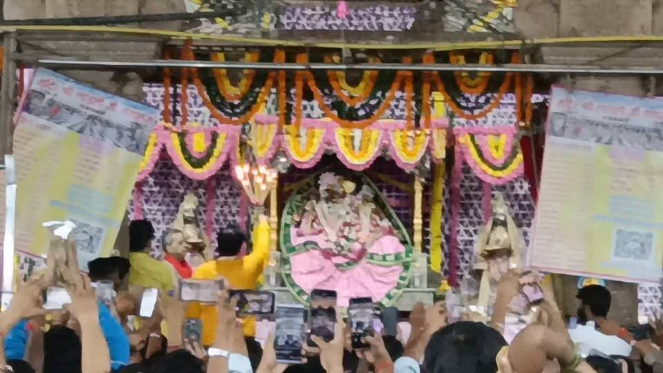 नवरात्रे के दुसरे पावन दिन बरसाना धाम में श्रीजी राधा रानी की दिव्य श्रृंगार आरती के अलौकिक दर्शन प्राप्त करें।
तप, त्याग और संयम की देवी माँ ब्रह्मचारिणी सभी भक्तों पर अपनी कृपा बनाये रखें।
प्रेम से बोलो - राधे राधे!
बरसाने वाली की जय!