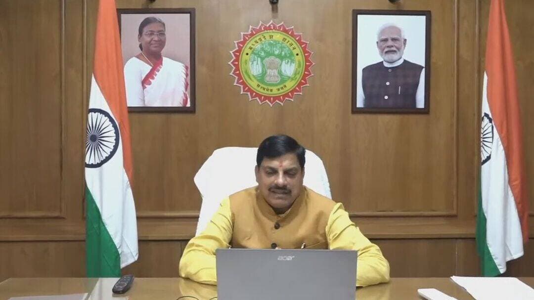 *किसान कल्याण के लिए संकल्पित सरकार, सीएम डॉ. मोहन बोले- खेती से केवल घर नहीं चलता, बल्कि रोजगार भी मिलता है*
- *मुख्यमंत्री डॉ. यादव ने बुरहानपुर में बलराम कृषि महोत्सव को किया वर्चुअली संबोधित*
- *किसानों की समृद्धि और आय बढ़ाने के लिए आयोजित किए जा रहे बलराम कृषि महोत्सव*
- *मुख्यमंत्री डॉ. यादव ने केले की फसल के लिए किसानों के खातों में सिंगल क्लिक से ट्रांसफर की मुआवजा राशि*
- *मुख्यमंत्री डॉ. यादव ने प्रदेशवासियों को दीं श्रावण मास की शुभकामनाएं*
भोपाल। मुख्यमंत्री डॉ. यादव ने 30 जुलाई को बुरहानपुर में आयोजित बलराम कृषि महोत्सव को वर्चुअली संबोधित किया। उन्होंने कहा कि प्रधानमंत्री नरेंद्र मोदी के मार्गदर्शन में कृषक कल्याण वर्ष 2026 में राज्य सरकार किसानों की समृद्धि, सम्मान और कल्याण के लिए अनेक महत्वपूर्ण कार्यों को रफ्तार दे रही है। बलराम कृषि महोत्सव में किसानों को सेवा के साथ सुविधाएं उपलब्ध कराई जा रही हैं। किसान नई तकनीक को आत्मसात करें। प्राकृतिक खेती, जैविक खेती और उद्यानिकी फसलों से अपनी आय बढ़ाएं।
मुख्यमंत्री डॉ. यादव ने कहा कि खेती से केवल एक किसान का घर नहीं चलता है, बल्कि इससे सभी प्रकार के उद्योगों के लिए कच्चा माल और युवाओं को रोजगार के अवसर मिलते हैं। राज्य सरकार ने कृषक कल्याण वर्ष के माध्यम से किसानों को लाभान्वित करने के लिए 16 विभागों के साथ मिलकर कार्ययोजना तैयार की है। किसानों की समृद्धि, उनकी आय दोगुनी करने के लिए जिलास्तर पर बलराम कृषि महोत्सव आयोजित किए जा रहे हैं। इसकी शुरुआत मां अहिल्याबाई होल्कर की धरती इंदौर से की थी। मुख्यमंत्री डॉ. यादव ने केला की पैदावर में हुए नुकसान के लिए किसान भाईयों के खातों में सिंगल क्लिक से मुआवजा राशि वितरित की।
*कांवड़ियों के लिए सभी जरूरी इंतजाम करने के निर्देश*
मुख्यमंत्री डॉ. यादव ने कहा कि प्रदेशवासियों को आज से शुरु हुए पवित्र श्रावण मास की बधाई एवं शुभकामनाएं दीं। उन्होंने कहा कि श्रावण मास में प्रदेश में जहां से कांवड़ यात्रा निकलने वाली है। सभी कलेक्टरों को निर्देश जारी किए हैं कि कांवड़ियों के लिए सभी जरूरी इंतजाम पहले से कर लिए जाएं। प्रशासन सभी भक्तों के साथ है।
*केले से बने उत्पादों ने ई-कॉमर्स प्लेटफॉर्म पर देश-दुनिया में बनाई पहचान*
मुख्यमंत्री डॉ. यादव ने कहा कि ताप्ती मैया के आशीर्वाद से बुरहानपुर क्षेत्र अपनी उद्यानिकी फसलों के लिए प्रसिद्ध है। यहां के स्वादिष्ट केला, हल्दी और कपास अपने आप में बेहद खास है। यहां सभी धर्मों के बीच मिलकर रहने की संस्कृति खेती में दिखाई देती है। यहां कृषि से लेकर कपड़ा, दवा से लेकर फर्नीचर और पाइप उपकरण से लेकर सब कुछ निर्माण होता है। कपास और कपड़ा उत्पादन के लिए सहूलियत देने के लिए राज्य सरकार ने कपास पर लगने वाले मंडी टैक्स को आधा कर दिया है। इससे प्रदेशभर के कपास उत्पादक किसानों को लाभ मिला, लेकिन इसके लिए मांग सबसे पहले बुरहानपुर जिसे से उठी। राज्य सरकार ऐसे सभी कल्याणकारी फैसलों के लिए किसानों के साथ खड़ी है। बुरहानपुर को केला फसल के प्रसंस्करण के लिए राष्ट्रीय स्तर पर सम्मान मिला है। अब केला से न केवल फल, बल्कि रेशे से कपड़ा निर्माण और सजावटी समान तैयार किए जा रहे हैं। इन उत्पादों की ई-कॉमर्स प्लेटफॉर्म से बिक्री के जरिए देश-दुनिया में बुरहानपुर को नई पहचान मिल रही है।
*बुरहानपुर के किसानों को भी मिलेगा धार के पीएम मित्र पार्क का लाभ*
मुख्यमंत्री डॉ. यादव ने कहा कि बुरहानपुर के किसान भाइयों ने खेती में फसलों के विविधिकरण पर विशेष ध्यान दिया है। कपास की फसल हैंडलूम के साथ ही पॉवरलूम से जुड़े कामगारों को सशक्त बनाती है। खंडवा और बुरहानपुर की कपास मंडी में टैक्स 1 रुपए से घटाकर आधा करने के निर्देश दिए थे। बुरहानपुर के किसानों को धार के पीएम मित्र पार्क का भी लाभ मिलेगा। बुरहानपुर अब केवल कच्चे माल ही नहीं, बल्कि प्रोसेसिंग, वैल्यू एडिशन, एक्सपोर्ट का भी बड़ा हब बनने की दिशा में कदम बढ़ा रहा है। जिले में सिंचाई के लिए विभिन्न परियोजनाओं पर कार्य हो रहा है। बुरहानपुर में सिंचाई का रकबा बढ़ा है। हर खेत तक पानी पहुंचाना हमारा संकल्प है।
*ग्वालियर में टेलीकॉम सेक्टर के मैन्यूफेक्चरिंग जोन के लिए एमओयू*
मुख्यमंत्री डॉ. यादव ने कहा कि राज्य सरकार महाराष्ट्र के साथ मिलकर ताप्ती मेगा रिचार्ज परियोजना पर काम कर रही है। राज्य सरकार निवेश संवर्धन के लिए भी कार्य कर रही है। ग्वालियर को टेलीकॉम सेक्टर के मैन्यूफेक्चरिंग जोन के रूप में स्थापित करने के लिए आज नई दिल्ली में भारत सरकार और मध्यप्रदेश सरकार के बीच एक एमओयू साइन किया जाएगा। राज्य सरकार युवाओं को रोजगार दिलवाने के लिए, किसानों को उपज का सही मूल्य दिलवाने के लिए संकल्पित है।