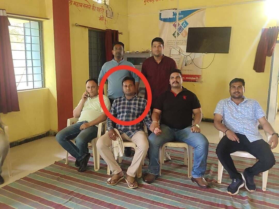 *दमोह में लोकायुक्त की बड़ी कार्रवाई: 8 हजार रुपये की रिश्वत लेते सहायक सचिव रंगे हाथ गिरफ्तार*
दमोह/तेजगढ़। दमोह जिले के तेजगढ़ थाना क्षेत्र अंतर्गत ग्राम पंचायत परासईं, जनपद पंचायत जबेरा में सागर लोकायुक्त पुलिस ने बड़ी कार्रवाई करते हुए पंचायत के सहायक सचिव राजेश सिंह लोधी को कथित रूप से 8 हजार रुपये की रिश्वत लेते हुए रंगे हाथ गिरफ्तार किया है।
प्राप्त जानकारी के अनुसार, शिकायतकर्ता संजू रैकवार एवं उनकी माता के प्रधानमंत्री आवास योजना के कार्य के एवज में सहायक सचिव द्वारा करीब 30 हजार रुपये की रिश्वत की मांग किए जाने का आरोप है। शिकायतकर्ता संजू रैकवार का कहना है कि उनसे पहले ही 20 हजार रुपये लिए जा चुके थे, जिसके बाद उनसे दोबारा 8 हजार रुपये की मांग की गई।
संजू रैकवार ने मामले की शिकायत सागर लोकायुक्त पुलिस से की। शिकायत के सत्यापन के बाद लोकायुक्त टीम ने योजनाबद्ध तरीके से कार्रवाई करते हुए सहायक सचिव को कथित रूप से 8 हजार रुपये की रिश्वत लेते हुए रंगे हाथ पकड़ लिया।
शिकायतकर्ता ने यह भी आरोप लगाया कि इससे पहले उनके पिता की सांवल योजना के अंतर्गत करीब 2 लाख रुपये निकाले गए थे, जिसमें सहायक सचिव द्वारा उनसे 15 हजार रुपये लिए जाने की बात कही गई है।
लोकायुक्त की इस कार्रवाई से ग्राम पंचायत परासईं सहित आसपास के क्षेत्र में चर्चा का माहौल बना हुआ है। लोकायुक्त पुलिस द्वारा आरोपी के विरुद्ध आवश्यक वैधानिक कार्रवाई की जा रही है।
नोट: मामले में शिकायतकर्ता द्वारा लगाए गए अन्य आरोपों की जांच एवं पुष्टि संबंधित जांच एजेंसी द्वारा की जाना शेष है।