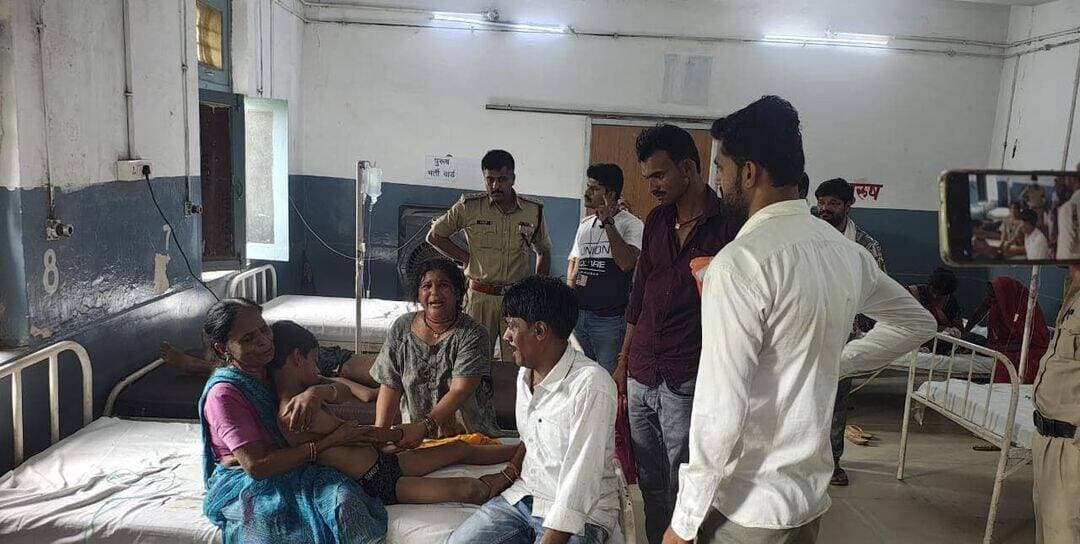 नवभारत न्यूज
दमोह। जिले के रजपुरा थाना क्षेत्र अंतर्गत सेमरा गांव में दो बालक पानी में डूबे, दोनों की दुखद मौत की खबर। चौकी प्रभारी शिवनारायण यादव मौजूद।