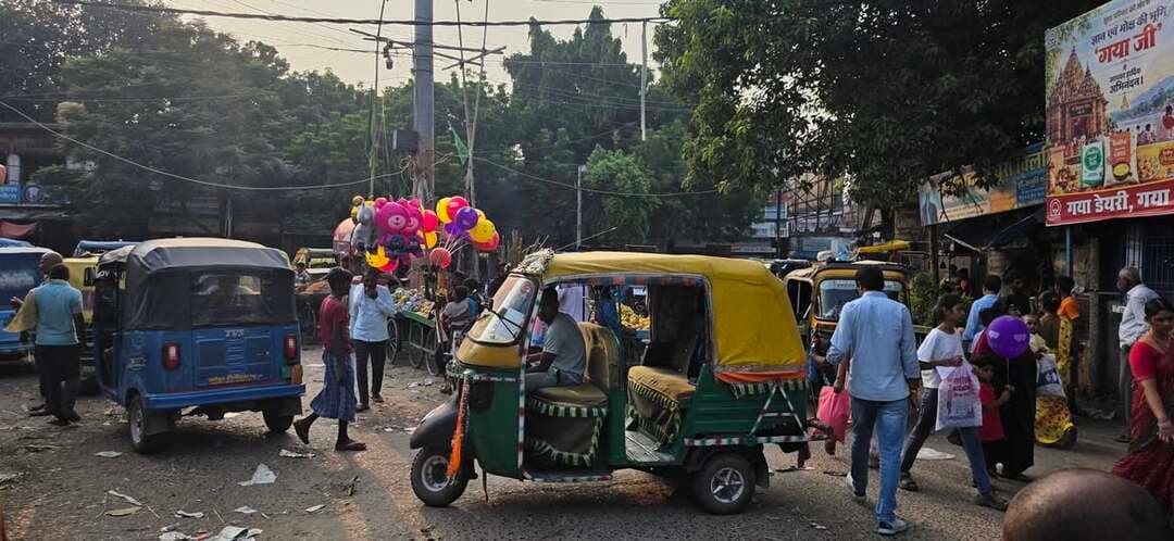 अस्पताल मोड़ पर ऑटो का कब्जा, राहगीरों की बढ़ी परेशानी
जहानाबाद : शहर के अतिव्यस्त झलका अस्पताल मोड़ से सब्जी मंडी होते हुए निचली रोड जाने वाले रास्ते पर ऑटो चालकों का कब्जा बना हुआ है। सड़क पर बेतरतीब तरीके से ऑटो खड़े रहने के कारण राहगीरों को आने-जाने में काफी परेशानी का सामना करना पड़ रहा है। दशहरा को लेकर बाजार में खरीदारों की भीड़ बढ़ गई है। ऐसे में सड़क पर ऑटो का जमावड़ा लोगों की मुश्किलें और बढ़ा रहा है।स्थानीय लोगों के अनुसार, इस मार्ग से प्रतिदिन बड़ी संख्या में लोग सब्जी मंडी और निचली रोड में खरीदारी करने जाते हैं। सड़क पर ऑटो खड़े रहने से रास्ता संकरा हो जाता है। इससे पैदल चलने वालों के साथ अन्य वाहन चालकों को भी परेशानी होती है। त्योहार के कारण बाजार में बढ़ी भीड़ के बीच स्थिति और गंभीर हो गई है।यातायात व्यवस्था संभालने के लिए पुलिसकर्मियों की तैनाती की गई है। इसके बावजूद ऑटो चालकों की मनमानी पर अंकुश नहीं लग पा रहा है। बताया जाता है कि यातायात नियमों का उल्लंघन करने वालों से प्रतिदिन जुर्माना भी वसूला जाता है, लेकिन इसके बाद भी सड़क पर ऑटो खड़े करने का सिलसिला जारी है। इससे यातायात पुलिस की कार्रवाई का अपेक्षित असर दिखाई नहीं दे रहा है।शहरा के मद्देनजर बाजार में भीड़ को देखते हुए इस मार्ग पर ऑटो के अनियंत्रित ठहराव पर रोक लगाने की जरूरत है। स्थानीय लोगों ने यातायात पुलिस से नियमित निगरानी करने, ऑटो के लिए निर्धारित स्थान सुनिश्चित करने और सड़क को अतिक्रमणमुक्त रखने की मांग की है, ताकि त्योहार के दौरान लोगों को जाम और आवागमन की परेशानी से राहत मिल सके।