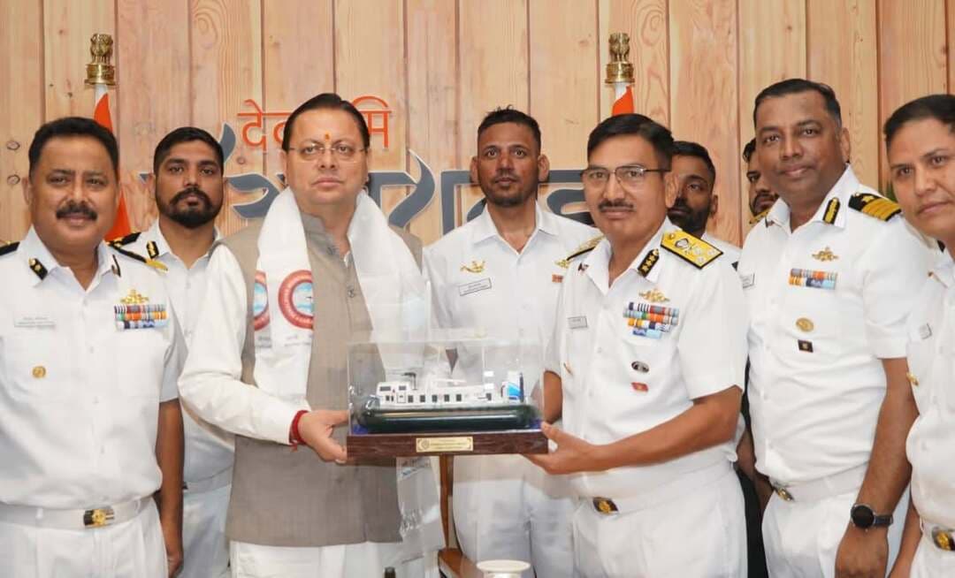 🚨 माउंट मुकुट ईस्ट फतह कर लौटा भारतीय तटरक्षक बल का दल, CM धामी ने किया सम्मानित
7,045 मीटर ऊंची चोटी पर पहली बार पहुंचा भारतीय तटरक्षक बल का अभियान दल, शिखर पर फहराया 2,500 वर्ग फुट का विशाल उत्तराखंड ध्वज
देहरादून। मुख्यमंत्री पुष्कर सिंह धामी ने सोमवार को मुख्यमंत्री आवास में भारतीय तटरक्षक बल और हिमालयन माउंटेनियरिंग इंस्टीट्यूट (HMI), दार्जिलिंग के संयुक्त पर्वतारोहण दल का फ्लैग-इन किया। दल ने 7,045 मीटर ऊंचे माउंट मुकुट ईस्ट का सफल आरोहण कर ऐतिहासिक उपलब्धि हासिल की है। भारतीय तटरक्षक बल के इतिहास में 7,000 मीटर से अधिक ऊंचाई वाली किसी चोटी पर सफलतापूर्वक पहुंचने का यह पहला अभियान है।
मुख्यमंत्री धामी ने अभियान की सफलता पर सभी पर्वतारोहियों को बधाई देते हुए कहा कि यह उपलब्धि उनके साहस, अनुशासन, दृढ़ संकल्प और टीम भावना का प्रतीक है। उन्होंने कहा कि हिमालय की कठिन परिस्थितियों में इस मुकाम को हासिल करना पूरे देश के लिए गर्व की बात है।
उत्तराखंड राज्य स्थापना के 25 गौरवशाली वर्षों को समर्पित इस अभियान के दौरान माउंट मुकुट ईस्ट की चोटी पर 2,500 वर्ग फुट का विशाल उत्तराखंड ध्वज फहराया गया। मुख्यमंत्री ने इसे प्रदेश के लिए गौरवपूर्ण क्षण बताते हुए कहा कि राज्य में पर्वतारोहण और साहसिक पर्यटन की अपार संभावनाएं हैं। सरकार युवाओं को साहसिक खेलों से जोड़ने के लिए लगातार प्रयास कर रही है।
अभियान दल के नेतृत्वकर्ता एवं HMI दार्जिलिंग के प्राचार्य कर्नल रजनीश जोशी ने बताया कि यह अभियान 15 सितंबर से 9 अक्टूबर 2026 तक संचालित किया गया। भारतीय तटरक्षक बल वर्ष 2027 में अपनी स्थापना के 50 वर्ष पूरे करेगा। स्वर्ण जयंती के अवसर पर प्रस्तावित माउंट एवरेस्ट अभियान की तैयारियों के तहत पर्वतारोहियों को उच्च हिमालयी परिस्थितियों का अनुभव दिलाने के लिए यह अभियान आयोजित किया गया।
उन्होंने बताया कि इससे पहले दल सिक्किम हिमालय में माउंट बी.सी. रॉय और माउंट थिंचेनखांग का भी सफल आरोहण कर चुका है। इन अभियानों से पर्वतारोहियों को तकनीकी दक्षता, ऊंचाई के अनुकूलन और टीम समन्वय का अनुभव मिला है।
मुख्यमंत्री ने विश्वास जताया कि माउंट मुकुट ईस्ट अभियान से प्राप्त अनुभव वर्ष 2027 में प्रस्तावित माउंट एवरेस्ट अभियान में महत्वपूर्ण साबित होगा।
इस अवसर पर भारतीय तटरक्षक बल के अपर महानिदेशक आनंद प्रकाश बडोला, उप महानिरीक्षक हिमांशु नौटियाल, डी.एस. चौहान, कमांडेंट अमित उनियाल, विश्वजीत सिंह, HMI के पासांग तेनजिंग शेरपा सहित अभियान दल के सदस्य मौजूद रहे।