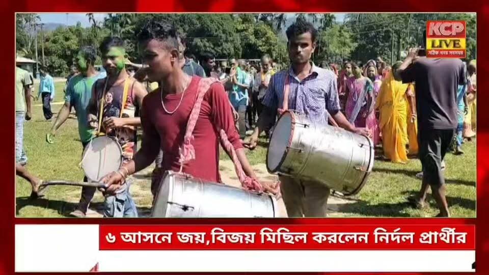 ৯ এর মধ্যে ৬ আসনে জয়, কাঞ্চনপুরের ডাইনছড়ায় বিজয় মিছিল করলেন নির্দল প্রার্থীরা ।।
ভিলেজ কাউন্সিল নির্বাচনে লালজুড়ি আর.ডি. ব্লকের অন্তরর্গত ডাইনছড়া এডিসি ভিলেজে নির্দল প্রার্থীদের বড় সাফল্য। মোট ৯টি আসনের মধ্যে ৬টিতে জয়ী হয়েছেন তাঁরা। জয়ী প্রার্থীরা হলেন মনিহার নাথ, চন্দ্র কুমার রিয়াং, সমর নাথ, অঞ্জনা নাথ, সুকৃতি নাথ ও মদন রিয়াং।এই জয় উদ্যাপনে রবিবার সমর্থকদের উপস্থিতিতে বিজয় মিছিল বের হয়। মিছিলটি ডাইনছড়া এলাকা পরিক্রমা করে শুকনাছড়া বাজার হয়ে রামচরণ স্কুলের মাঠে পৌঁছায়। পরে ভোজনের মধ্য দিয়ে অনুষ্ঠানের সমাপ্তি ঘটে। এই জয় নিয়ে কী বলছেন বিজয়ী প্রার্থীরা, শুনুন তাঁদের মুখেই।
#dharmanagar #kanchanpur #panisagar #Kadamtala #kailashahar #churaibari #BreakingNews #khowai #agartala #tripura