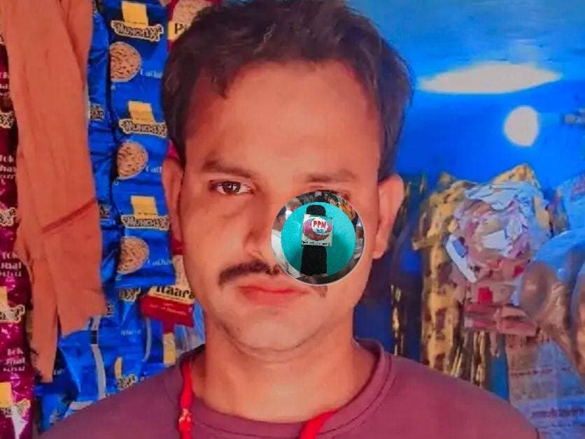 हेल्पर को छोड़ने निकले युवक का शव मिला, चिमनी के पास मिली टूटी हेडलाइट वाली बाइक, परिजन जाता रहे हत्या की आशंका।
बिहार के जमुई में टाउन थाना क्षेत्र के ढ़ंड गांव स्थित चिमनी के पास रविवार दिन रात एक युवक का शव मिला है। मृतक युवक की पहचान मंझवे गांव निवासी 26 वर्षीय सूरज मंडल पिता दसों मंडल उर्फ दशरथ मंडल के रूप में हुई है । वह एक हेल्पर को उसके गांव छोड़ने के लिए बाइक से निकला था। देर रात तक घर नहीं लौट के बाद परिजनों ने उसकी तलाश शुरू की । रविवार रात करीब 3:00 बजे एक चिमनी के पास उसका शव मिला।