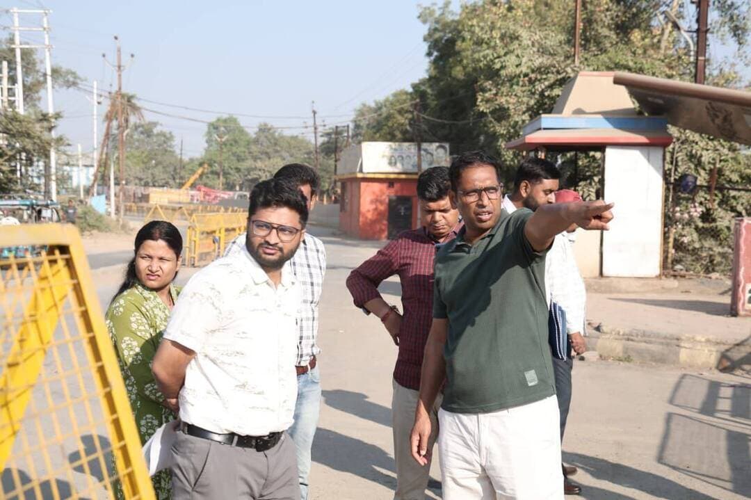 सिंहस्थ-2028
-------------
नियमित निरीक्षण-91
---------------
हरिफाटक अंडरपास निर्माण कार्य में तेजी लाएं, यातायात प्रभावित न हो इसके लिए वैकल्पिक मार्ग की कार्ययोजना तैयार करें—संभागायुक्त श्री सिंह
संभागायुक्त और कलेक्टर श्री ने हरिफाटक अंडरपास सहित प्रस्तावित मार्ग एवं एलिवेटेड कॉरिडोर निर्माण कार्यों का निरीक्षण किया
उज्जैन, 12 अक्टूबर। सिंहस्थ-2028 के दौरान बाहर से आने वाले श्रद्धालुओं एवं स्थानीय नागरिकों को सुगम, सुरक्षित और व्यवस्थित यातायात सुविधा उपलब्ध कराने के उद्देश्य से मुख्यमंत्री डॉ. मोहन यादव के निर्देश व उनकी मंशानुसार शहर में प्रमुख मार्गों के चौड़ीकरण, एलिवेटेड कॉरिडोर, अंडरपास एवं नई रोड कनेक्टिविटी के विभिन्न विकास कार्य प्रगतिरत है। निर्माण कार्यों की गुणवत्ता, गति और यातायात व्यवस्था की सतत निगरानी के लिए सोमवार को संभागायुक्त सह सिंहस्थ मेला अधिकारी श्री आशीष सिंह और कलेक्टर श्री रौशन कुमार सिंह ने हरिफाटक ब्रिज के समीप निर्माणाधीन अंडरपास सहित विभिन्न निर्माण स्थलों का निरीक्षण किया।
नियमित निरीक्षण के तहत संभागायुक्त श्री सिंह और कलेक्टर श्री सिंह ने हरिफाटक ब्रिज के समीप पीडब्ल्यूडी सिंहस्थ डिवीजन द्वारा निर्माणाधीन अंडरपास के निरीक्षण के दौरान अधिकारियों से निर्माण कार्य की प्रगति की जानकारी प्राप्त की। यहां 629 मीटर लंबा अंडरपास तथा 7.5-7.5 मीटर के कैरिज-वे का निर्माण किया जा रहा है। संभागायुक्त श्री सिंह ने अंडरपास निर्माण की प्रगति के साथ ही जल निकासी की व्यवस्था, निर्माण के दौरान वाहनों की आवाजाही तथा यातायात प्रबंधन से संबंधित व्यवस्थाओं की जानकारी ली। संभागायुक्त श्री सिंह ने निर्देश दिए कि अंडरपास निर्माण के दौरान आमजन के आवागमन में किसी प्रकार की परेशानी न हो और यातायात भी सुचारू रूप से चलता रहे। इसके लिए यातायात पुलिस विभाग के साथ समन्वय कर वैकल्पिक मार्गों की कार्ययोजना तत्काल तैयार की जाए। उन्होंने कहा कि यातायात डायवर्जन की व्यवस्था इस प्रकार की जाए कि निर्माण कार्य की गति भी प्रभावित न हो और आमजन को अनावश्यक परेशानी ना हो। संभागायुक्त श्री सिंह ने निर्माण कार्य के दौरान सुरक्षा मानकों का विशेष ध्यान रखने के निर्देश दिए। यातायात डायवर्जन के दौरान पर्याप्त सुरक्षा एवं संकेतक की व्यवस्था सुनिश्चित की जाए। संभागायुक्त श्री सिंह ने हरिफाटक ब्रिज चौराहे पर तैनात यातायात पुलिस जवान श्री प्रहलाद सिंह परमार से भी यातायात संचालन के दौरान आने वाली व्यावहारिक समस्याओं की जानकारी ली। उन्होंने बेहतर यातायात व्यवस्था के संबंध में उनके सुझाव भी प्राप्त किए। इसके बाद संभागायुक्त श्री आशीष सिंह और कलेक्टर श्री रौशन कुमार सिंह ने गदापुलिया चौराहा, इंदौर गेट चौराहा एवं निकास चौराहा क्षेत्र का निरीक्षण किया। अधिकारियों ने इन क्षेत्रों में प्रस्तावित एवं निर्माणाधीन एलिवेटेड कॉरिडोर तथा मार्ग कनेक्टिविटी से संबंधित कार्यों की प्रगति की जानकारी प्राप्त की।
निरीक्षण के दौरान पुलिस विभाग के यातायात डीएसपी श्री दिलीप सिंह परिहार, पीडब्ल्यूडी सिंहस्थ डिवीजन के अधिकारी एवं इंजीनियर तथा निर्माण एजेंसियों के प्रतिनिधि उपस्थित रहे।
Collector Office Ujjain
Ujjain Commissioner
CM Madhya Pradesh
PRO Ujjain
Simhasth2028
Jansampark Madhya Pradesh