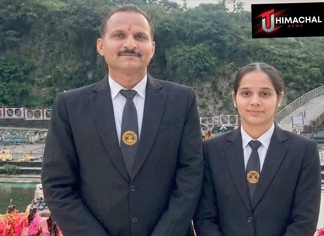 बेटी के साथ क्लास में बैठे पुलिस इंस्पेक्टर, 50 की उम्र में पूरी की कानून की पढ़ाई...
हिमाचल प्रदेश: कहते हैं कि सीखने और अपने सपनों को पूरा करने की कोई उम्र नहीं होती। इस कहावत को हिमाचल प्रदेश पुलिस के इंस्पेक्टर प्रवीण राणा ने सच कर दिखाया है। उन्होंने 50 वर्ष की उम्र में अपनी बेटी अंशिका राणा के साथ हिमाचल प्रदेश विश्वविद्यालय (HPU) के क्षेत्रीय केंद्र, खनियारा से कानून की पढ़ाई (LLB) पूरी कर प्रेरणादायक मिसाल पेश की है।
प्रवीण राणा और उनकी बेटी अंशिका ने एक साथ कक्षाओं में हिस्सा लिया, नोट्स साझा किए और कानून की पढ़ाई के दौरान एक-दूसरे का सहयोग किया। पिता और बेटी का एक साथ पढ़ाई पूरी करने का यह सफर न केवल उनके परिवार के लिए गर्व का विषय है, बल्कि उन लोगों के लिए भी प्रेरणा है, जो उम्र या जिम्मेदारियों के कारण अपने सपनों को अधूरा छोड़ देते हैं।
प्रवीण राणा ने यह संदेश दिया है कि यदि मन में कुछ नया सीखने और आगे बढ़ने का संकल्प हो, तो उम्र कभी भी बाधा नहीं बन सकती। वहीं, पिता के साथ पढ़ाई पूरी करने वाली अंशिका राणा की यह उपलब्धि भी खास है।
पिता-पुत्री की इस जोड़ी ने अपनी मेहनत और लगन से साबित किया कि शिक्षा केवल युवावस्था तक सीमित नहीं है। सीखने की इच्छा और दृढ़ संकल्प के साथ जीवन के किसी भी पड़ाव पर नई शुरुआत की जा सकती है।
प्रवीण राणा और अंशिका राणा की यह कहानी शिक्षा, पारिवारिक सहयोग और दृढ़ इच्छाशक्ति की एक प्रेरणादायक मिसाल बनकर सामने आई है।
<nis:link nis:type=tag nis:id=himachalpradesh nis:value=HimachalPradesh nis:enabled=true nis:link/> <nis:link nis:type=tag nis:id=hpu nis:value=HPU nis:enabled=true nis:link/> <nis:link nis:type=tag nis:id=llb nis:value=LLB nis:enabled=true nis:link/> <nis:link nis:type=tag nis:id=praveenrana nis:value=PraveenRana nis:enabled=true nis:link/> <nis:link nis:type=tag nis:id=education nis:value=Education nis:enabled=true nis:link/> <nis:link nis:type=tag nis:id=inspiration nis:value=Inspiration nis:enabled=true nis:link/> <nis:link nis:type=tag nis:id=uthimachal nis:value=UTHimachal nis:enabled=true nis:link/> <nis:link nis:type=tag nis:id=utnews nis:value=UTNews nis:enabled=true nis:link/>