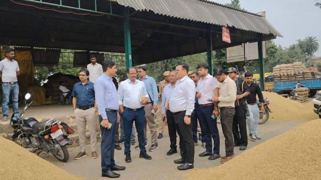 👉#धान खरीद की व्यवस्थाएं परखने रोजा मंडी पहुंचे जिला खरीद अधिकारी
--#क्रय केंद्रों का निरीक्षण कर परखी व्यवस्थाएं
शाहजहांपुर। धान खरीद की व्यवस्थाओं का धरातल पर जायजा लेने के लिए एडीएम प्रशासन एवं जिला खरीद अधिकारी रजनीश कुमार मिश्रा ने रोजा मंडी का निरीक्षण किया। उन्होंने धान क्रय केंद्रों पर उपलब्ध सुविधाओं को परखा और डिप्टी आरएमओ राकेश मोहन पांडेय को आवश्यक दिशा-निर्देश दिए। उन्होंने कहा कि क्रय केंद्रों पर किसानों को धान बेचने में किसी तरह की परेशानी नहीं होनी चाहिए। सभी व्यवस्थाएं दुरुस्त रखी जाएं और कमियों को तत्काल दूर कराया जाए। निरीक्षण के दौरान जिला खरीद अधिकारी ने मंडी में मौजूद किसानों से संवाद कर उनकी समस्याएं जानीं। साथ ही किसानों से धान खरीद के लिए ऑनलाइन पंजीकरण कराने की अपील की, ताकि सरकारी केंद्रों पर उपज बेचने में दिक्कत न हो। प्रशासन की ओर से धान खरीद प्रक्रिया को सुचारु बनाने के लिए केंद्रों की व्यवस्थाओं पर निगरानी रखी जा रही है।
DM Shahjahanpur