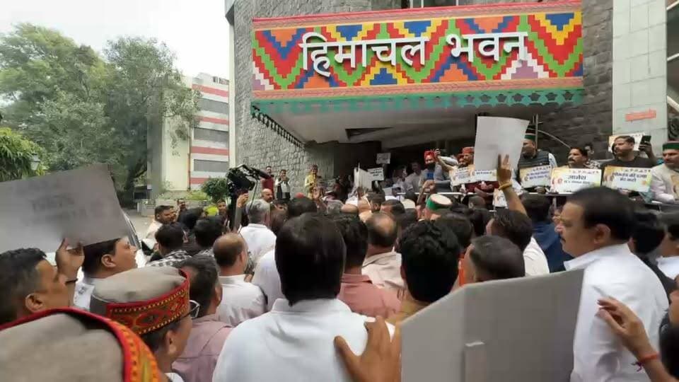 हिमाचल भवन न्यू दिल्ली में मुख्यमंत्री सुखविन्द्र सिंह सुक्खू के नेतृत्व में धरना प्रदर्शन.