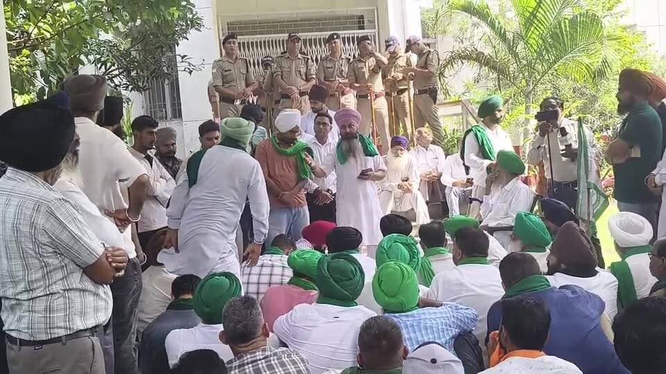 रुद्रपुर- ओला और बारिश से किसानों की फसल खराब, कलेक्ट्रेट में किसानों का धरना प्रदर्शन