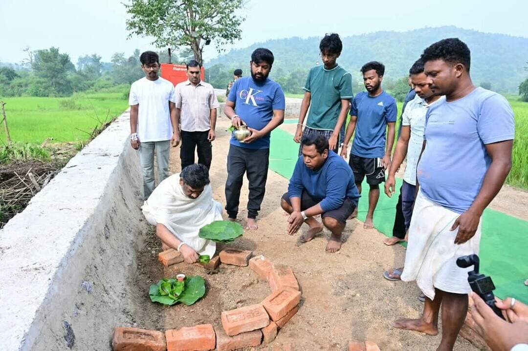 नेमरा में मां रूपी सोरेन की स्मृति में मुख्यमंत्री हेमंत सोरेन ने निभाईं पारंपरिक श्राद्ध कर्म की रस्में
#नेमरा #रामगढ़ #झारखंड
मुख्यमंत्री हेमंत सोरेन ने अपने पैतृक गांव नेमरा में अपनी दिवंगत मां रूपी सोरेन की स्मृति में पांचवें दिन पारंपरिक श्राद्ध कर्म के रीति-रिवाजों का पालन किया। इस दौरान उन्होंने अपनी मां को श्रद्धापूर्वक स्मरण करते हुए नमन किया।
मां की स्मृति में आयोजित पारंपरिक अनुष्ठानों के जरिए मुख्यमंत्री ने परिवार की परंपराओं और रीति-रिवाजों का निर्वहन किया।
दिवंगत रूपी सोरेन को भावपूर्ण श्रद्धांजलि।
झारखंड की ताजा खबरों के लिए जुड़े रहें
लोकतंत्र भारत के साथ।
#HemantSoren #RupiSoren #Nemra #JharkhandNews #Jharkhand #HemantSorenNews #RupiSorenShradh #Ramgarh #JharkhandCM #नेमरा #हेमंतसोरेन #रूपी_सोरेन #झारखंड_समाचार #लोकतंत्रभारत #LatestNews #BreakingNews