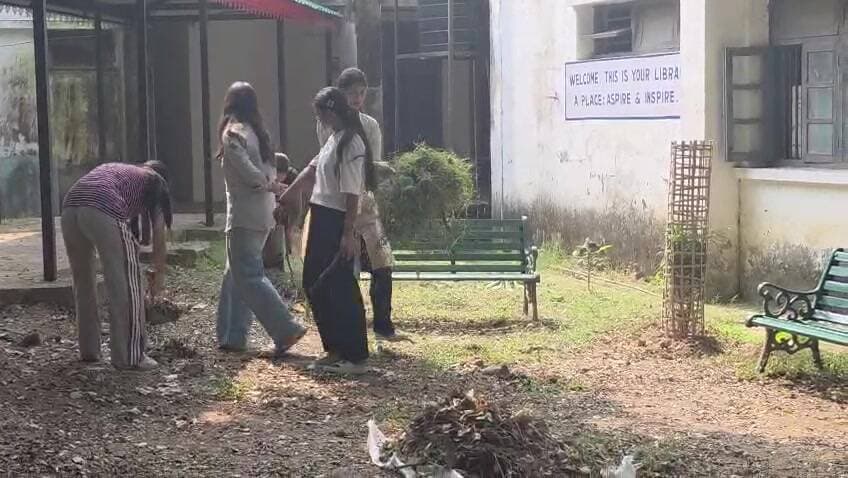 बिलासपुर सदर: राजकीय महाविद्यालय बिलासपुर की एनसीसी छात्राओं ने ओपन एयर लाइब्रेरी में चलाया स्वच्छता अभियान