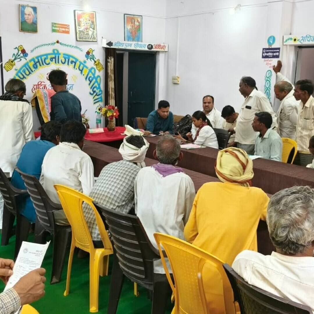 स्वामित्व योजना अंतर्गत ग्राम भाटनी एवं आदमपुर में पात्र हितग्राहियों की नि:शुल्क स्वामित्व रजिस्ट्री संपन्न
..
मध्यप्रदेश शासन की स्वामित्व योजना के अंतर्गत आज अनुविभागीय अधिकारी राजस्व विदिशा श्री मनीष कुमार जैन की उपस्थिति में ग्राम भाटनी एवं ग्राम आदमपुर में स्वामित्व कार्यक्रम आयोजित किया गया। इस अवसर पर पात्र हितग्राहियों की नि:शुल्क स्वामित्व रजिस्ट्री संपन्न कराई गई। योजना क्रियान्वयन के दौरान श्री मोतीराम पिता भाव सिंह ग्राम आदमपुर ऐसे ही श्री हाकम खान पिता उमर खान ग्राम आदमपुर अपने स्वामित्व की रजिस्ट्री प्राप्त कर अत्यंत प्रसन्न दिखे। साथ ही अन्य पात्र हितग्राहियों की भी नि:शुल्क स्वामित्व रजिस्ट्री की गई।
अनुविभागीय अधिकारी राजस्व विदिशा श्री मनीष कुमार जैन ने बताया कि स्वामित्व योजना ग्रामीण क्षेत्रों में संपत्ति के मालिकाना हक को सशक्त बनाने तथा आमजन को उनके अधिकार दिलाने की महत्वपूर्ण योजना है। योजना के तहत पात्र हितग्राहियों को नि:शुल्क रजिस्ट्री का लाभ दिया जा रहा है। उन्होंने सभी पात्र हितग्राहियों से अपील की कि वे आयोजित शिविर/कार्यक्रम में उपस्थित होकर योजना का लाभ अवश्य प्राप्त करें। इस अवसर पर संबंधित राजस्व पटवारी, पंचायत सचिव, सहायक और सरपंच एवं बड़ी संख्या में ग्रामीणजन उपस्थित रहे। #स्वामित्व_योजना #vidisha